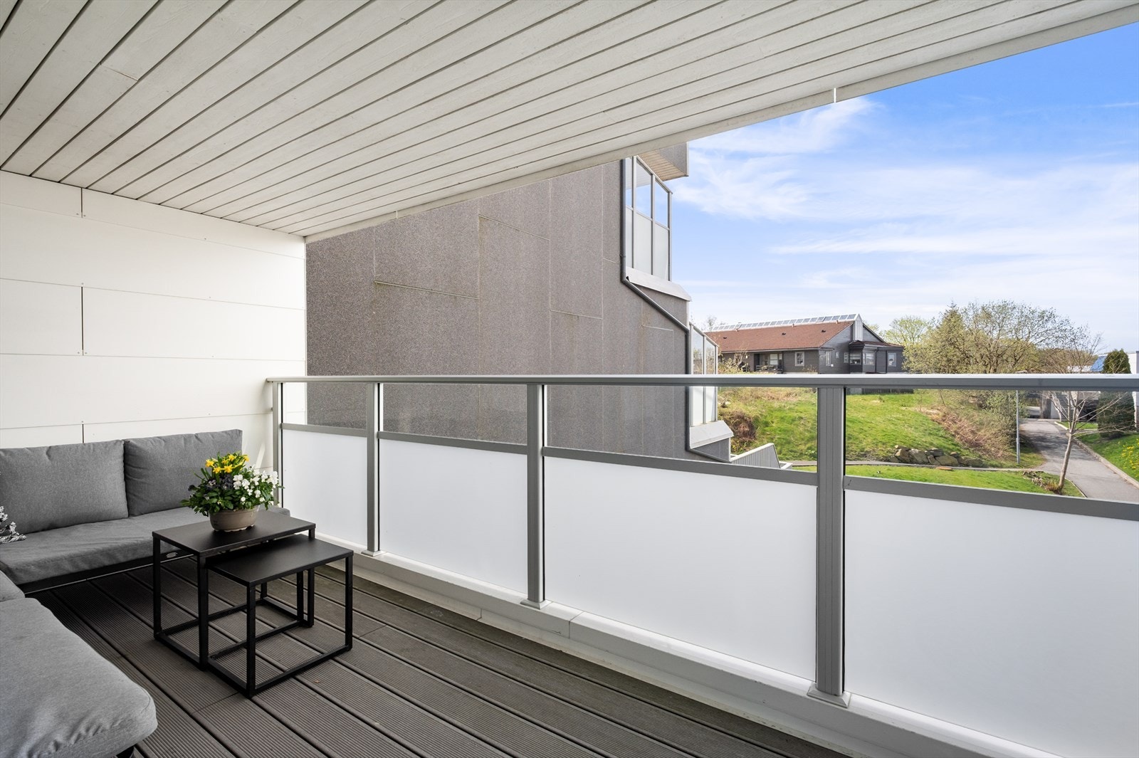 Fra stuen er det tilkomst til en sørvestvendt balkong på 14,5 m² Galleribilde
