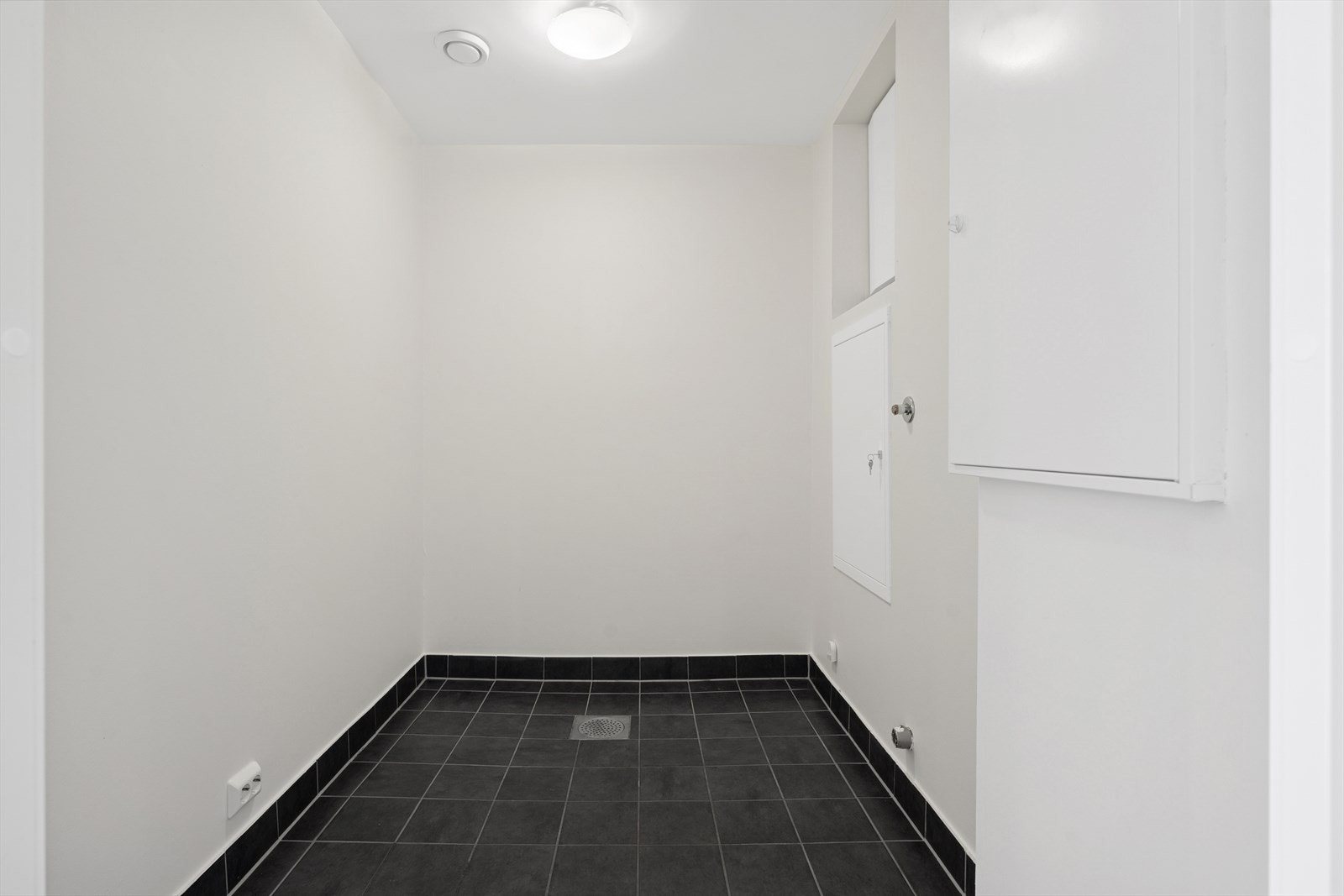 Praktisk bod/teknisk rom i tilknytning til kjøkkenet. Ideelt som vaskerom, oppbevaring eller grovkjøkken. Galleribilde