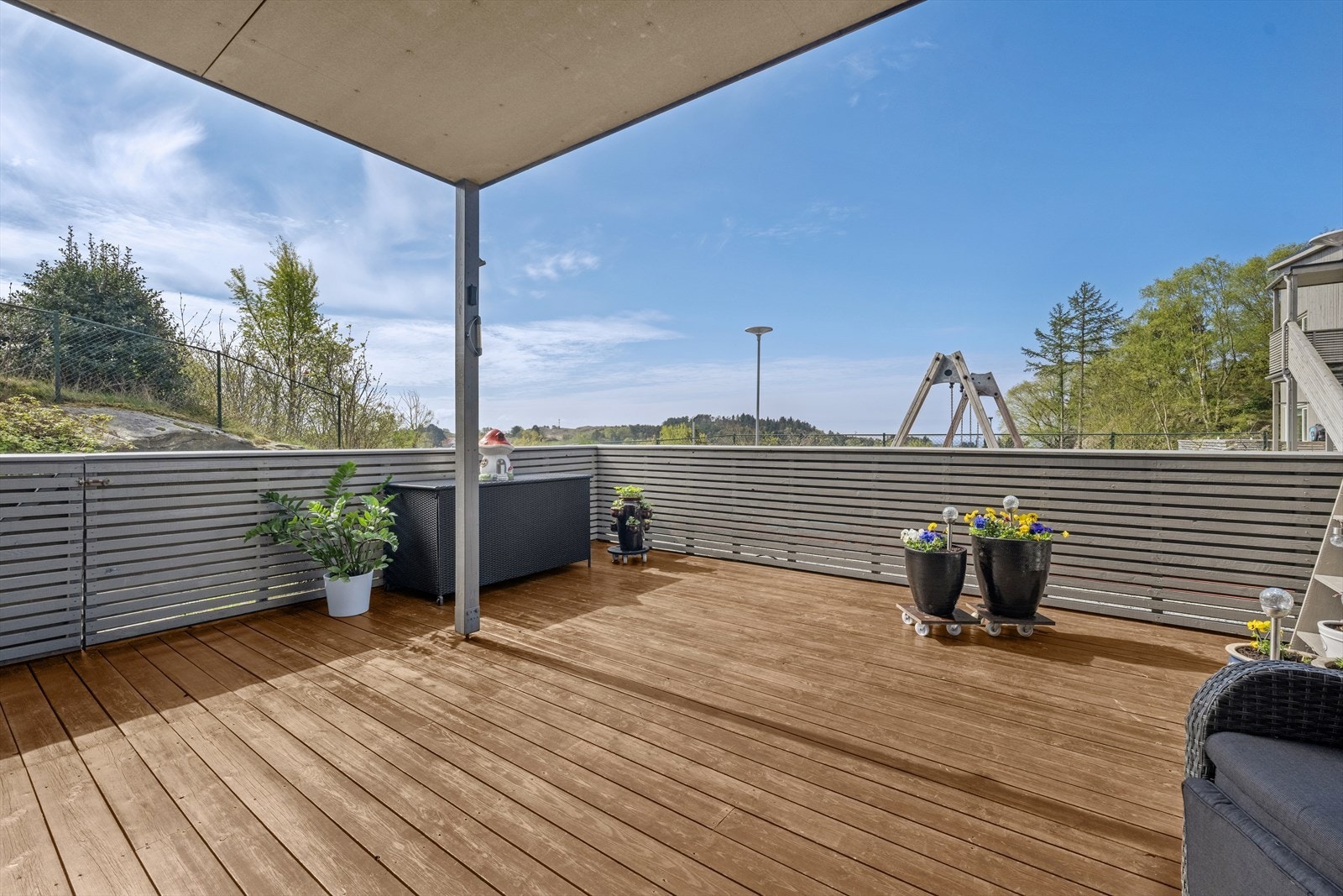 Eiendommen er orientert mot sørvest med gode solforhold. Romslig markterrasse med flott utsikt. Galleribilde