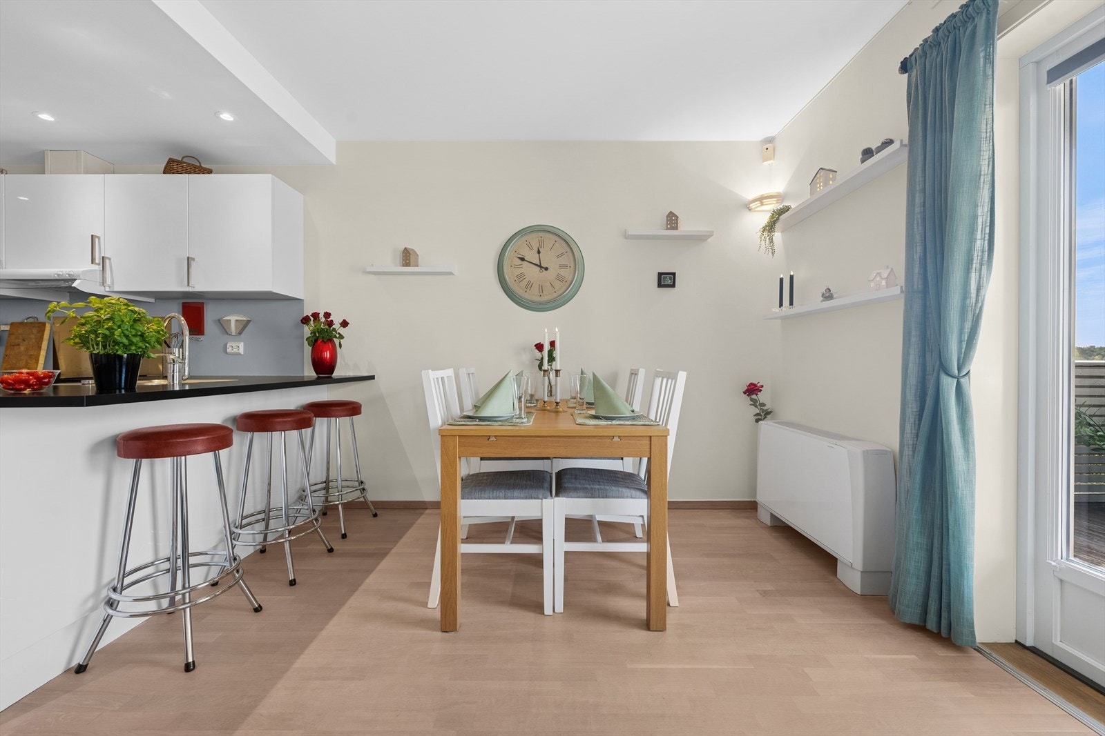 Stue/kjøkken er av god størrelse, og har god plass til egen spisegruppe. Galleribilde