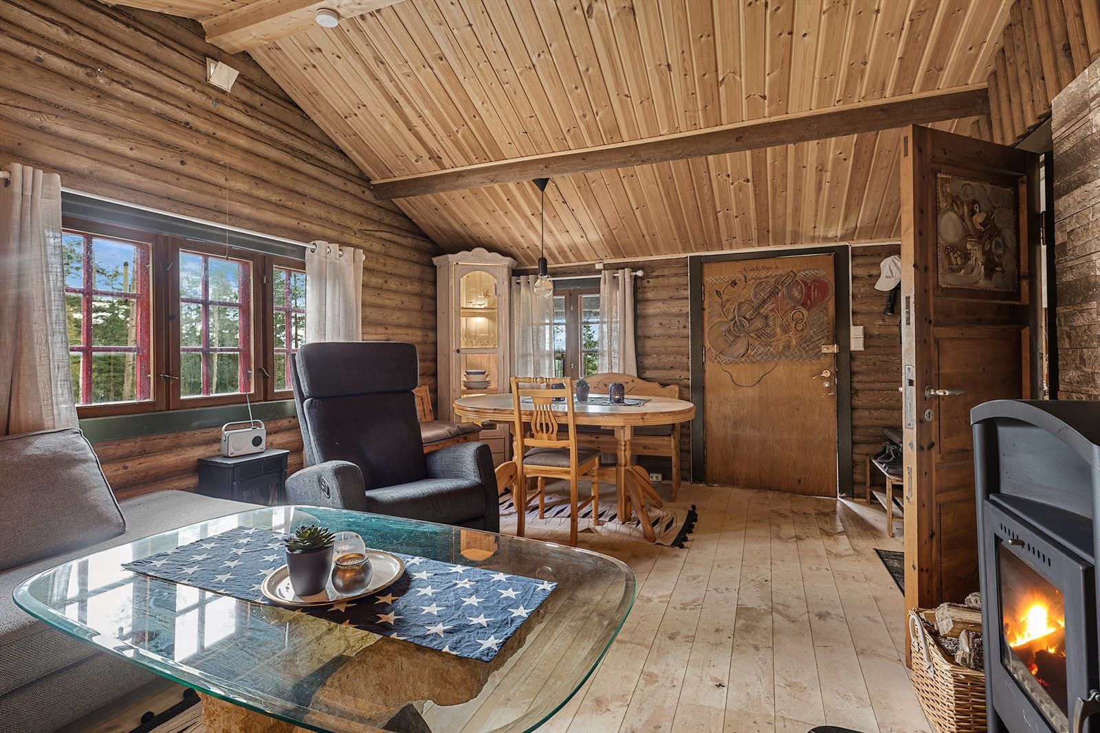 Stuen har peis som gir ekstra hygge og varme på hytta. Galleribilde