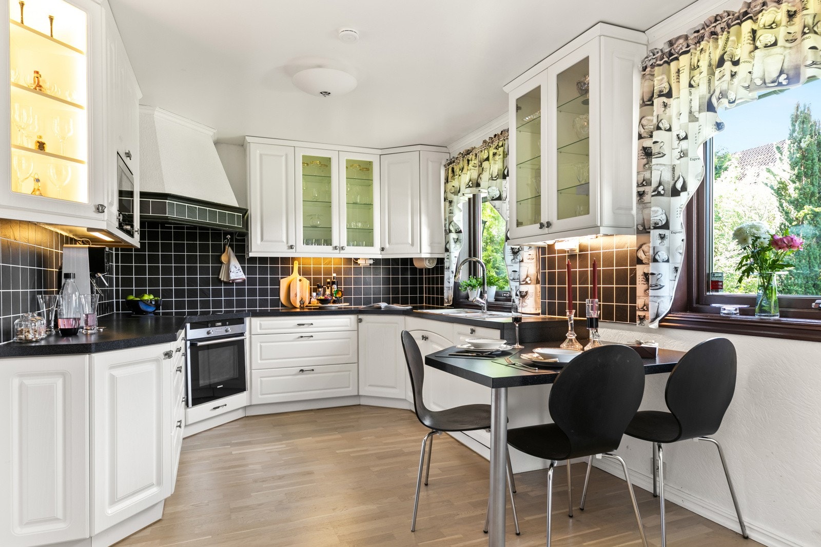 Kjøkken har god plass og mye godt lys Galleribilde