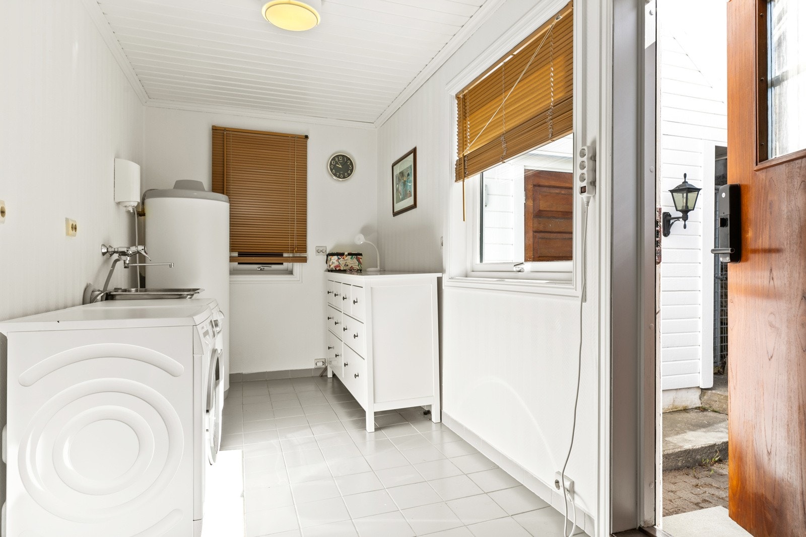 Vaskerom med egen utgang i første etasje Galleribilde