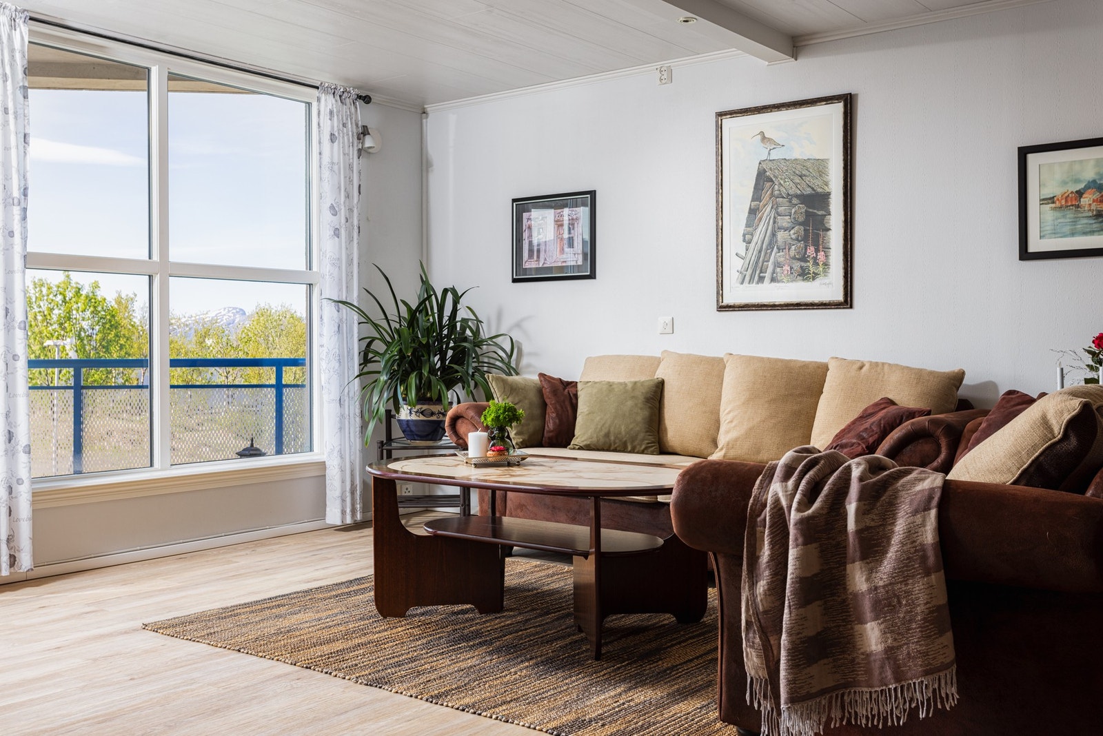 Leiligheten har en romslig og lys stue. Galleribilde