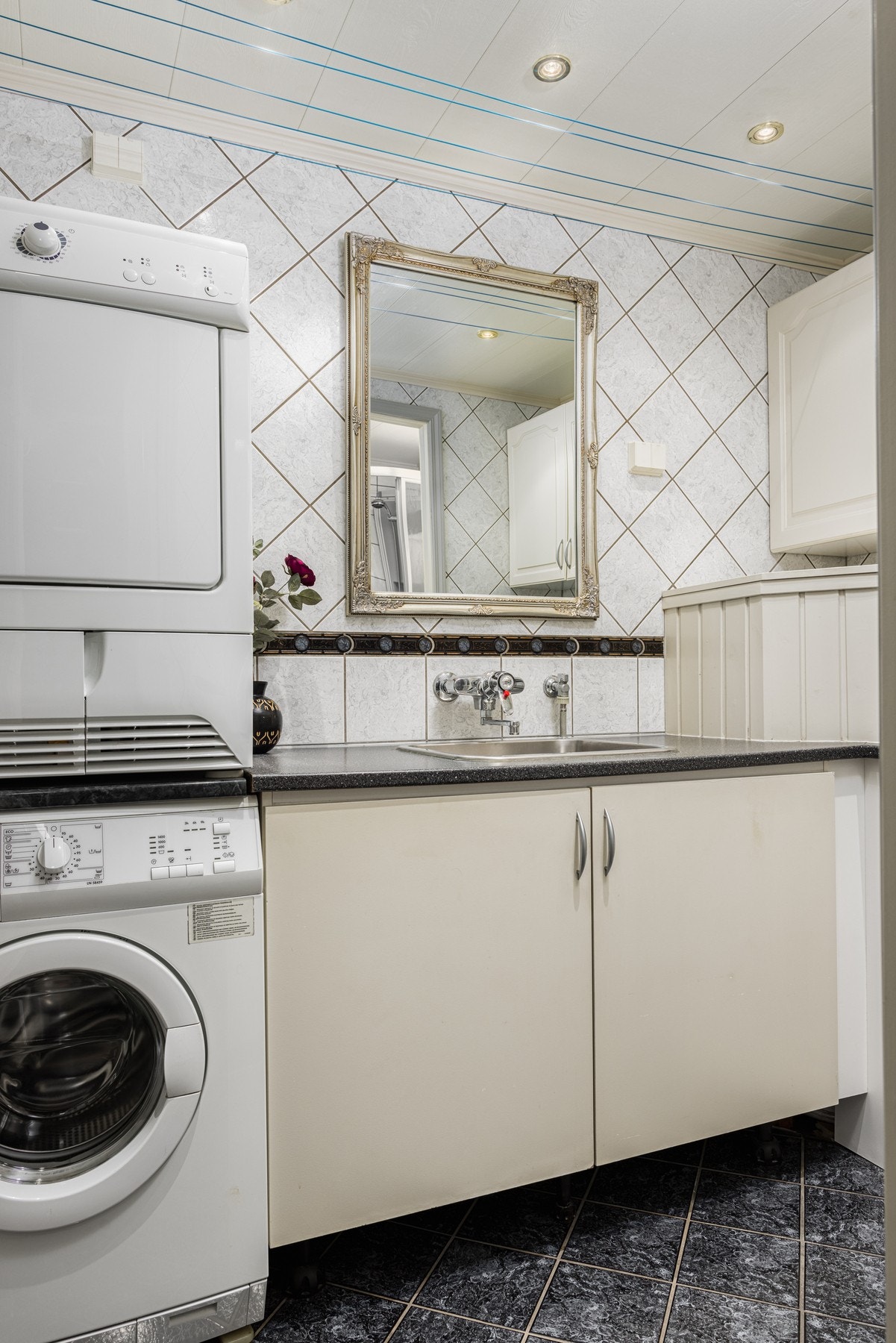 Fra vaskerommet tar du deg til badet. Galleribilde