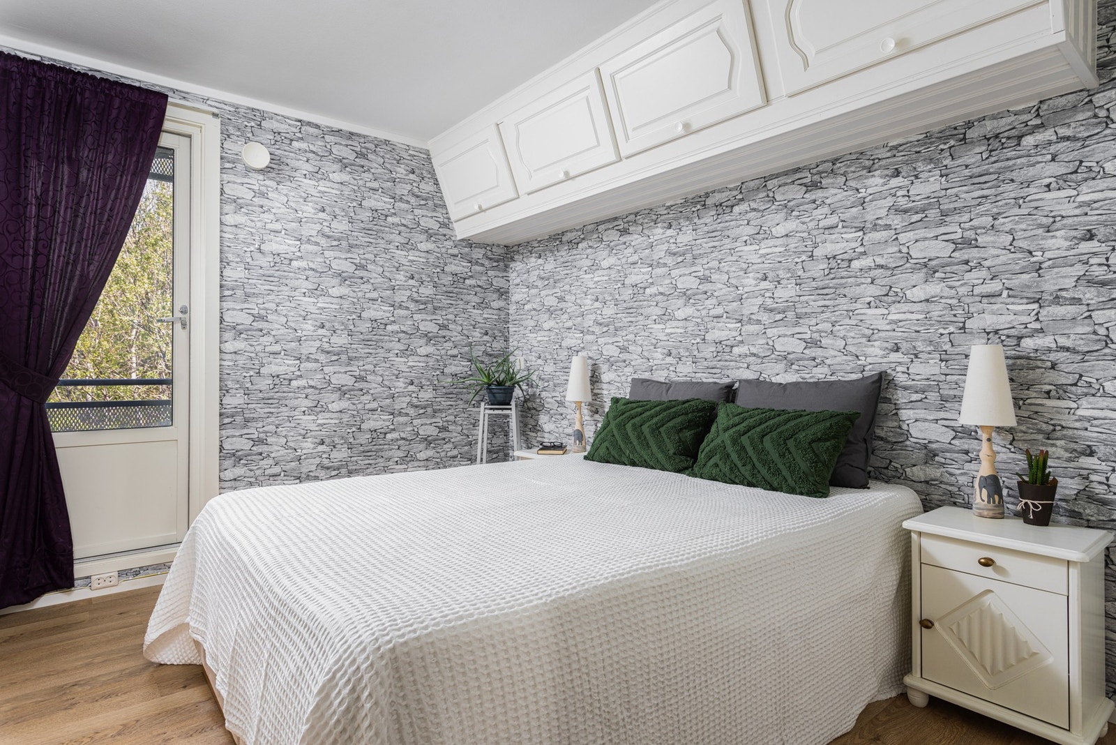 Hovedsoverommet er av god størrelse med laminat på gulvet, og tilgang til egen balkong. Galleribilde