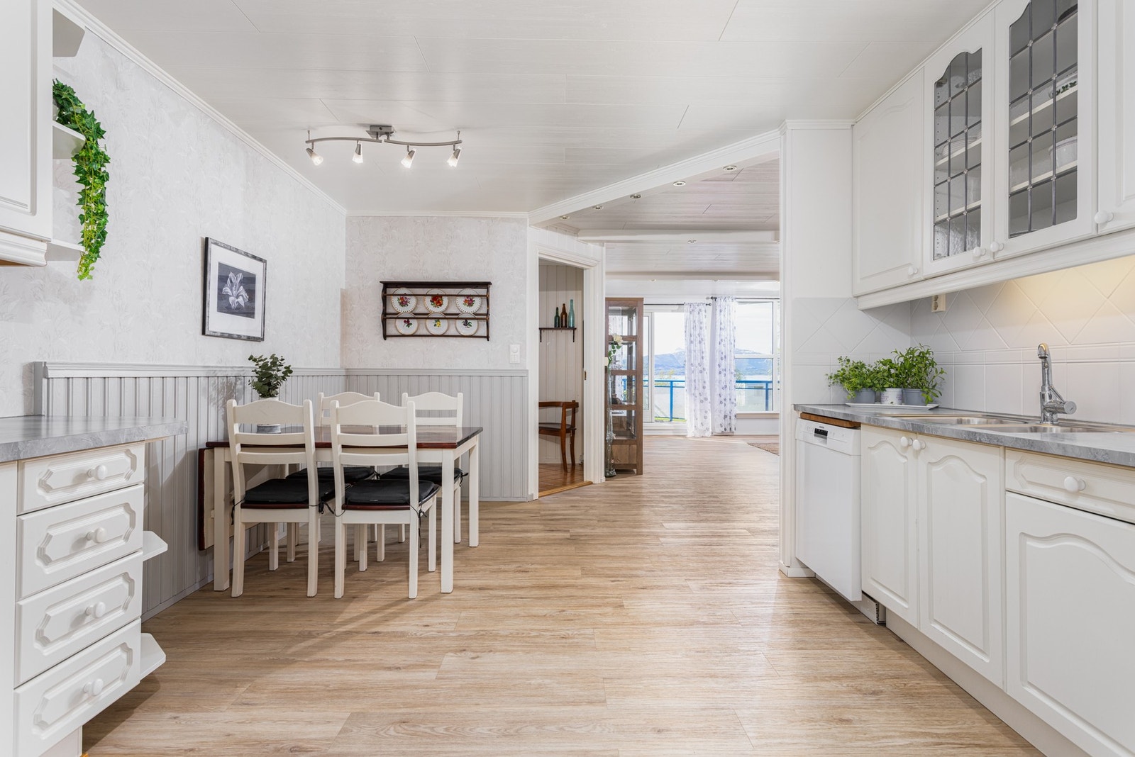 På kjøkkenet finner du plass til kjøleskap, komfyr og oppvaskmaskin. Galleribilde