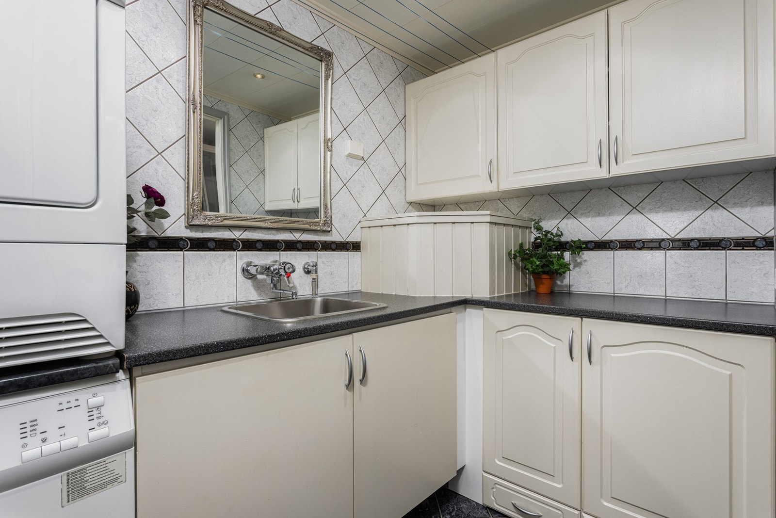 Her finner du innebygd varmtvannsbereder, plass for vaskemaskin og tørketrommel. Galleribilde