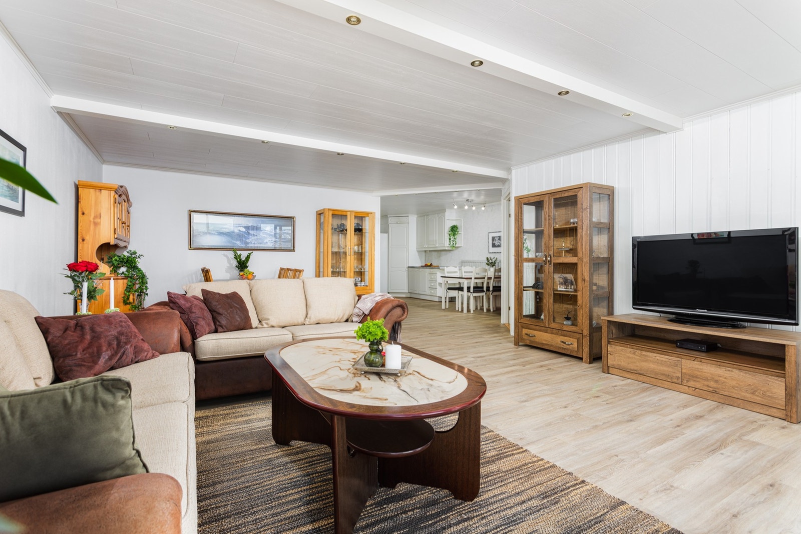 Stuen har en åpen løsning til kjøkkenet. Galleribilde