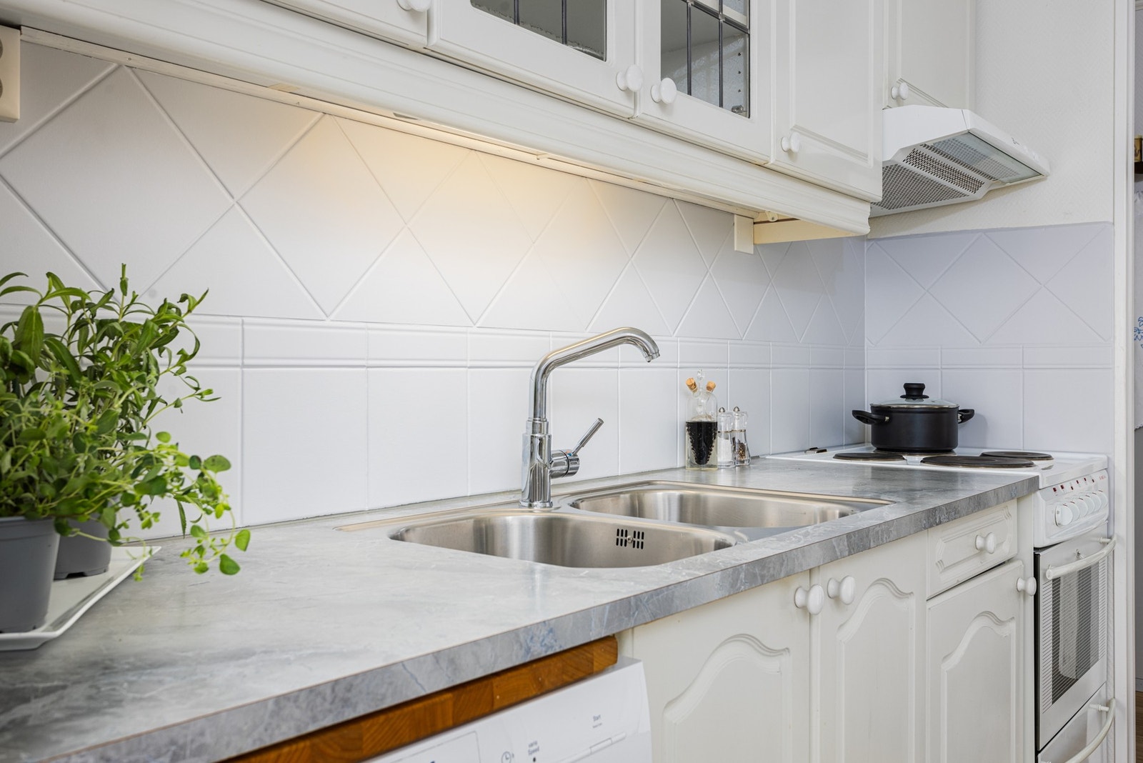 Her får du et kjøkken som er utarbeidet med benke- og skapplass, noe som gjør matlaging og oppbevaring enkelt. Galleribilde