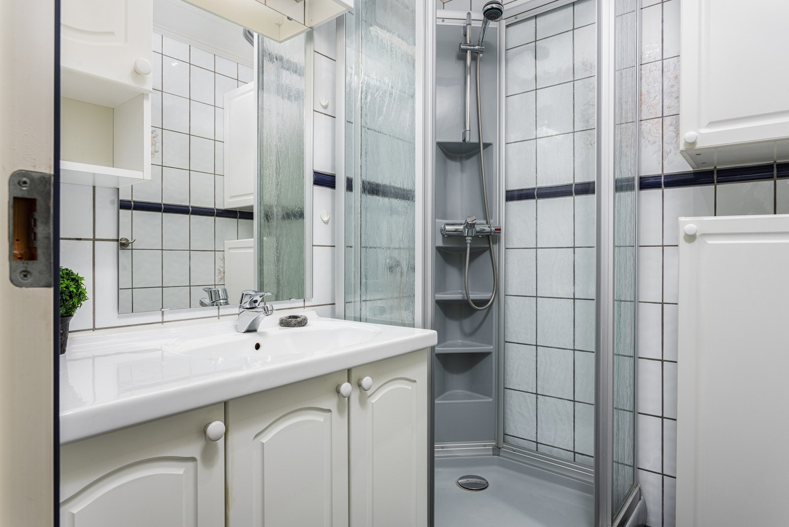 Badet har en innredning med nedfelt servant, underskap og speil over på veggen. Galleribilde