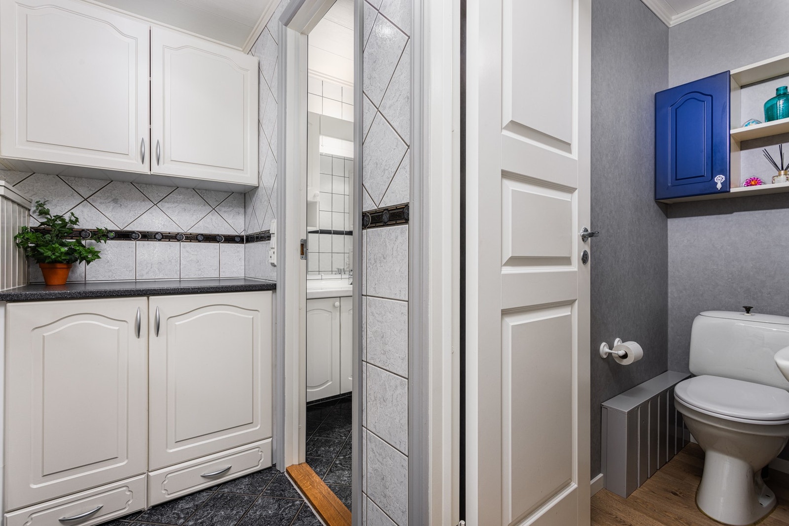 Badet bestående av fliser på vegger og gulv. Galleribilde