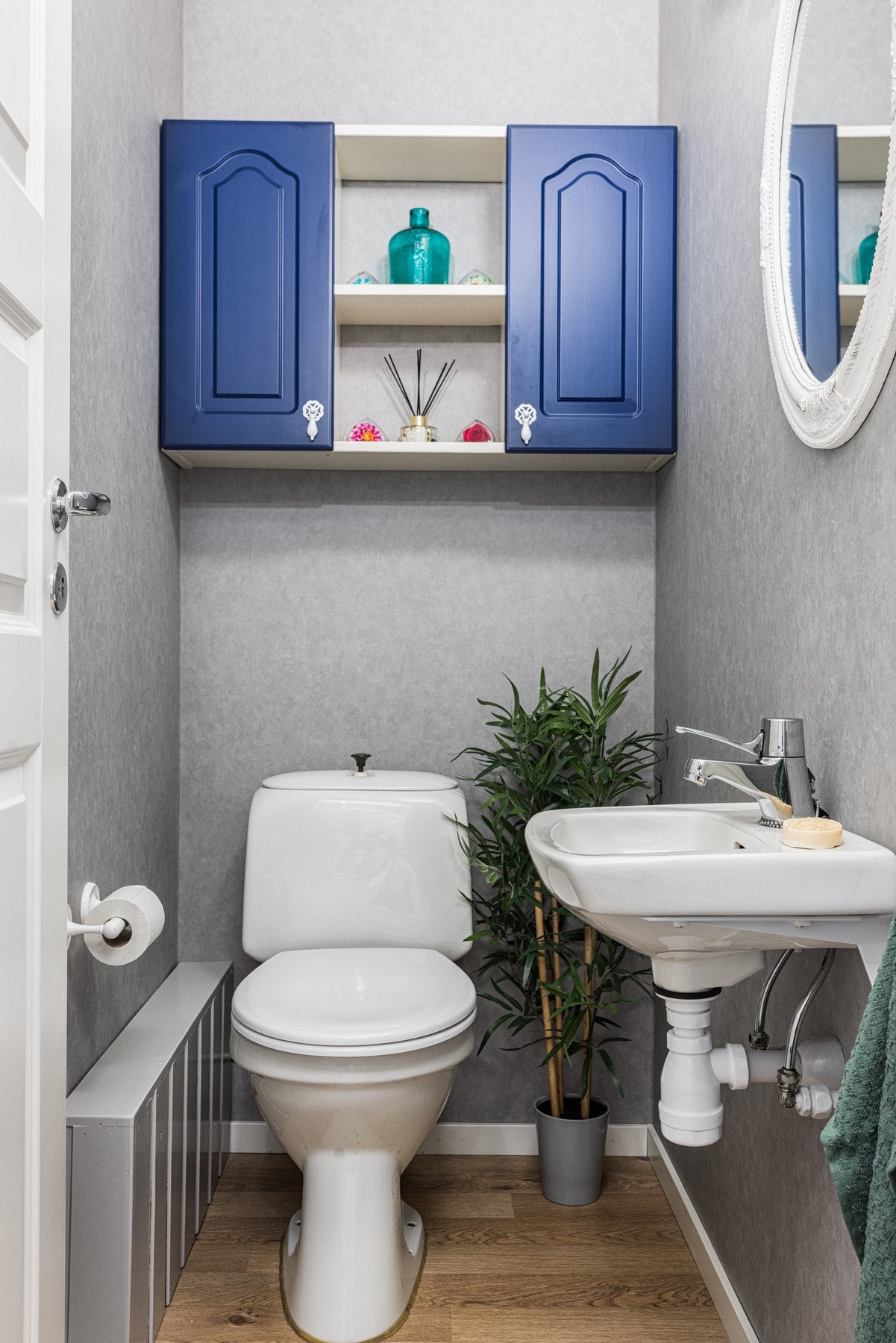 Wc-rommet like ved badet har parkett på gulvet og malte vegger. Wc-rommet er utstyrt med toalett og servant. Galleribilde