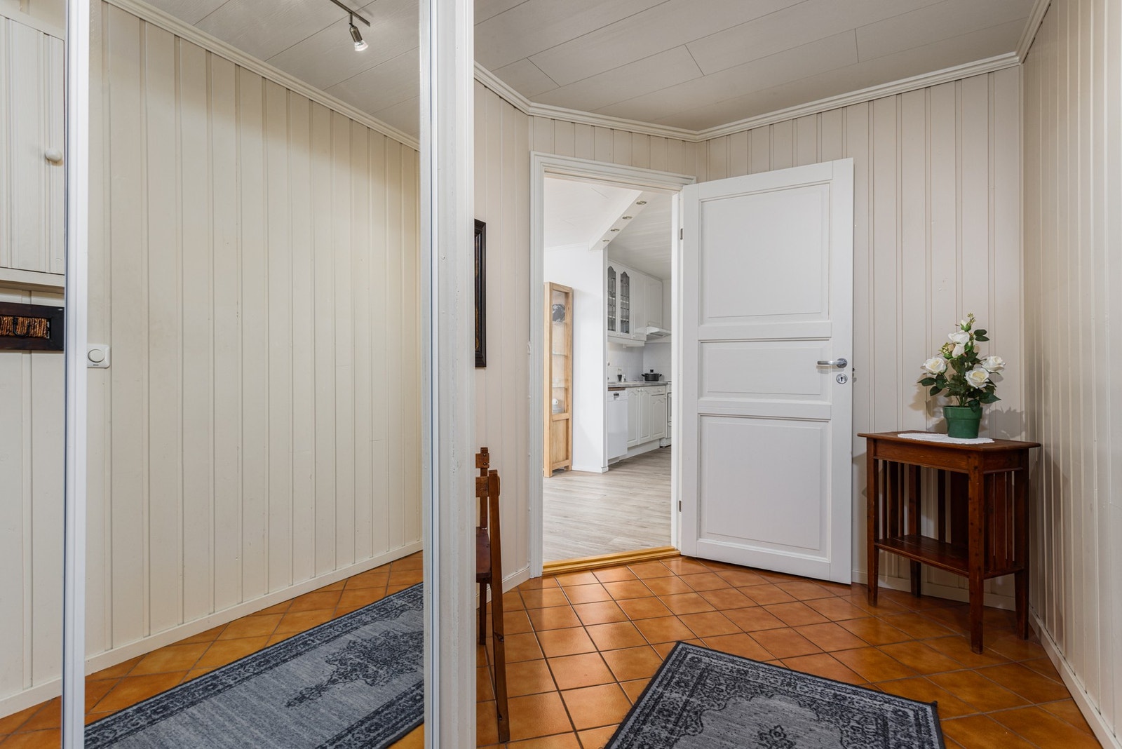 Den praktiske skyvedørsgarderoben sørger for god oppbevaringsplass. Galleribilde