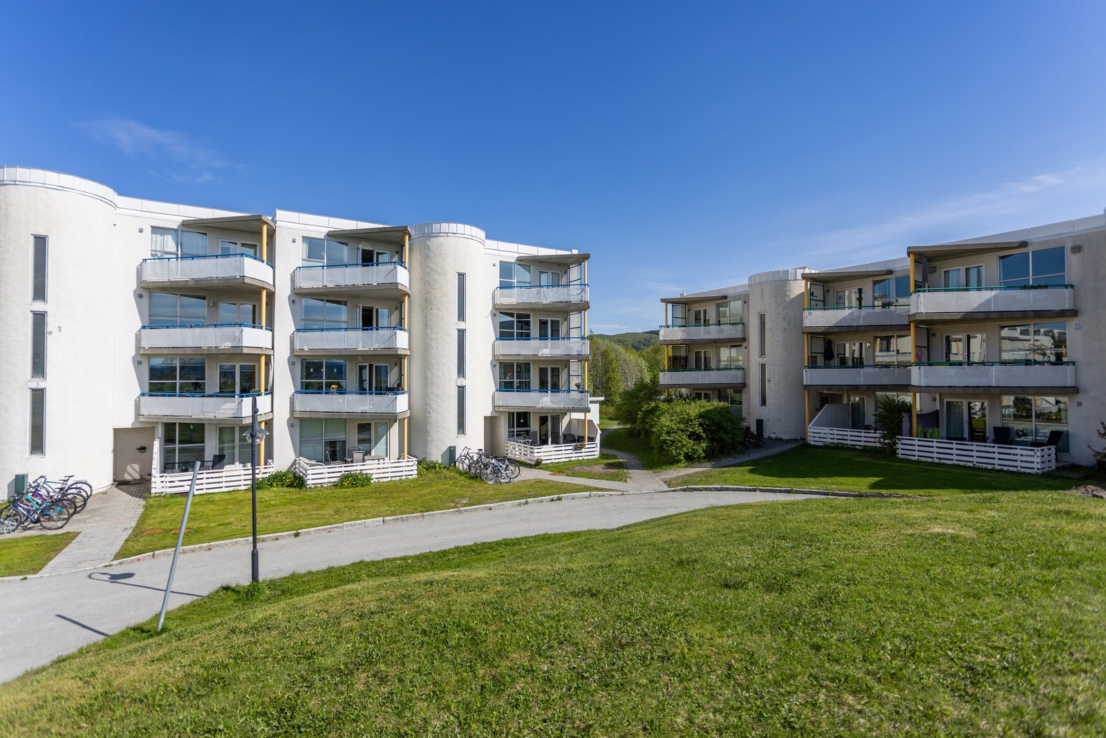 Leiligheten ligger i det populære Bodøsjøen-område i Bodø. Området tilbyr deg en kombinasjon av ro, bekvemmelighet og nærhet til byens tilgjengeligheter Galleribilde