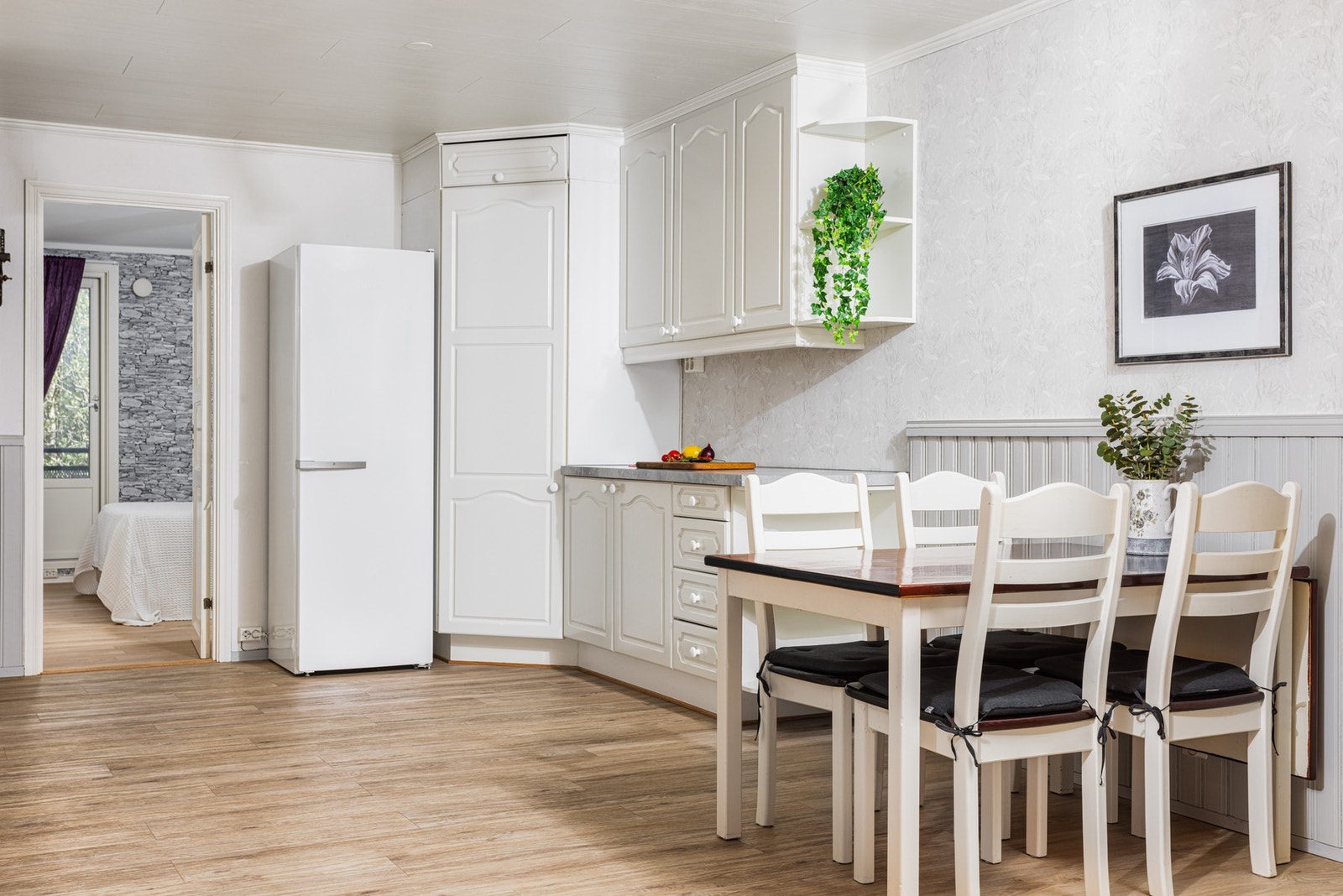 Ved kjøkkenet er det plass for innrede med spisegruppe eller benytte plassen for oppbevaringsmøblement. Galleribilde