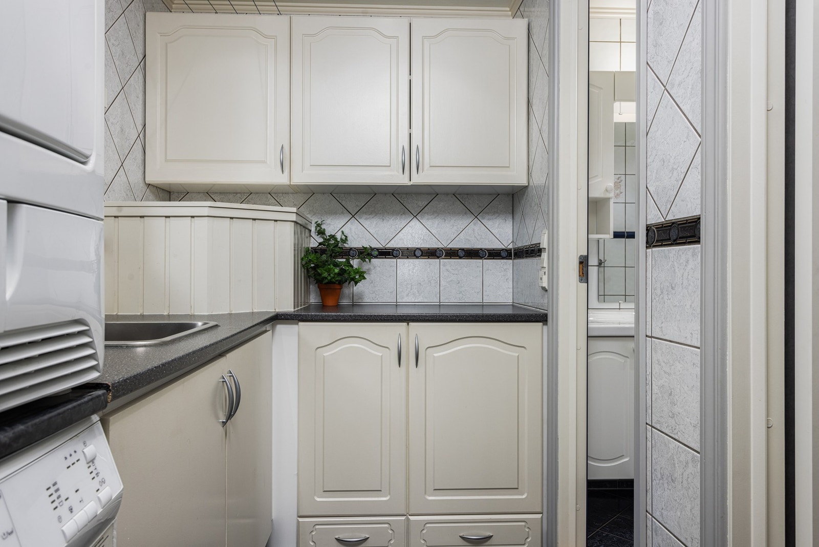 Vaskerommet har godt med skap- og benkeplass. Galleribilde