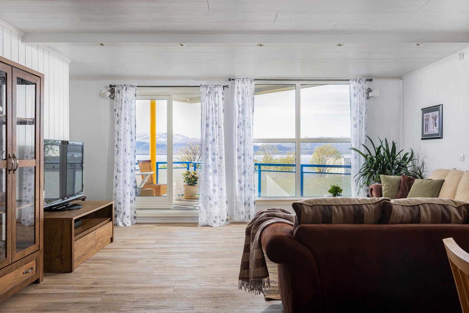 Med sine store vindusflater, lyse vegger og lyst gulv av laminat får rommet en luftig atmosfære. Galleribilde