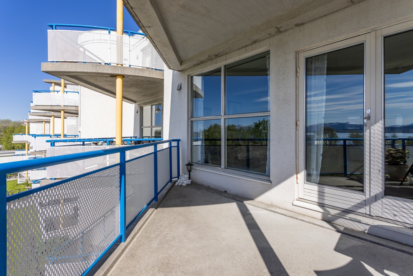 Balkongen har god plass til utemøblement. Galleribilde