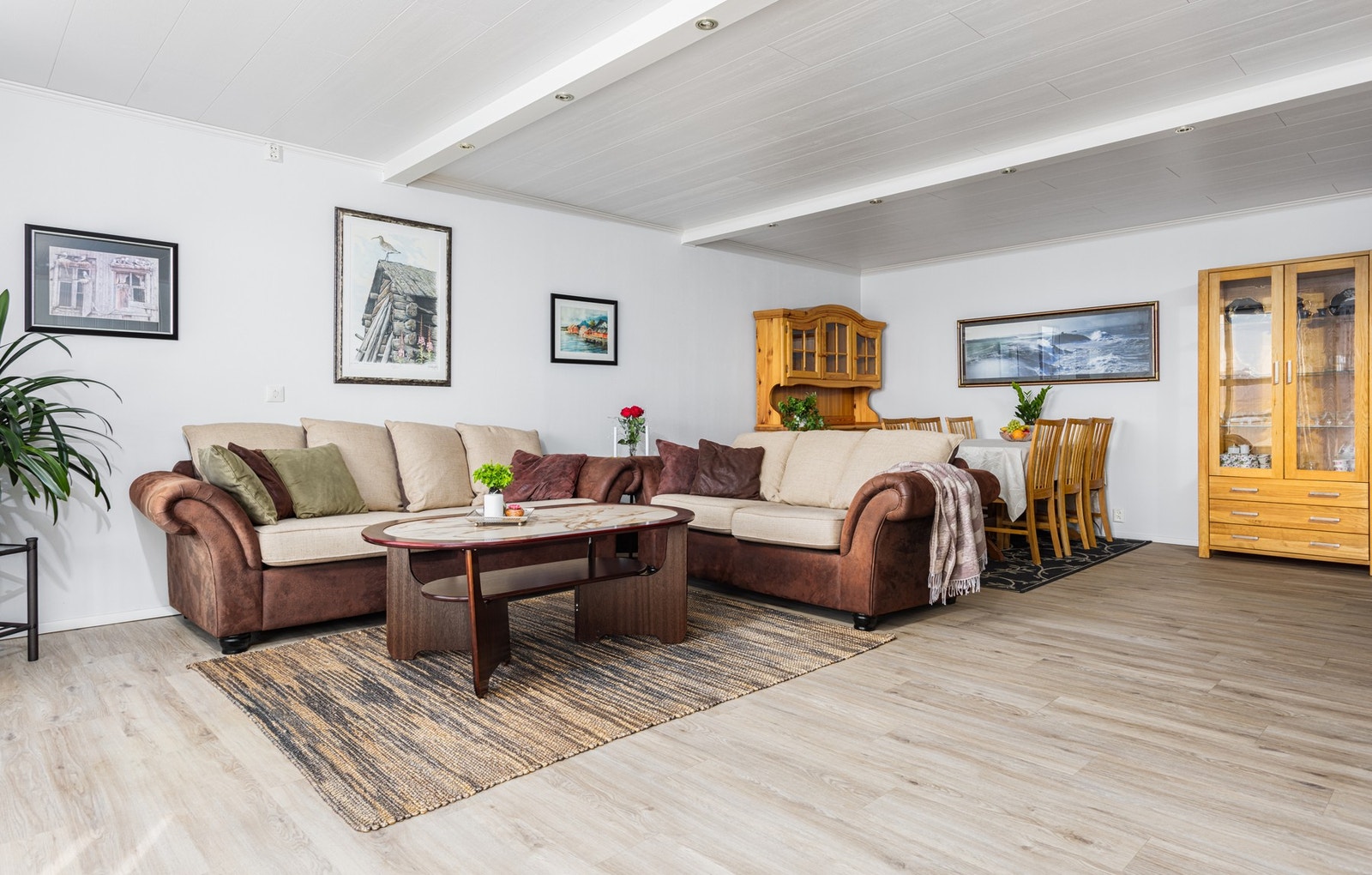 Stuen gir god plass til å innrede slik du ønsker både med sofagruppe og spisegruppe. Galleribilde