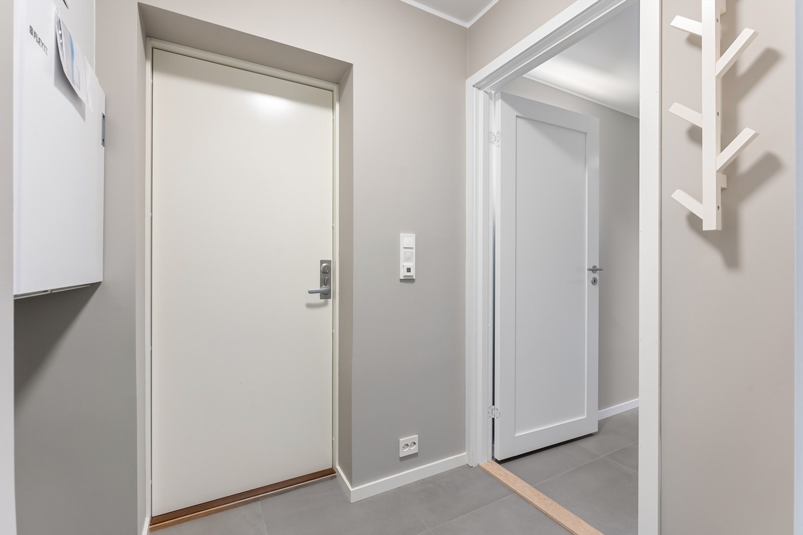 Egen inngang til hybel - Bod innredet som soverom inn til høyre. Hybelen har egen strømmåler. Galleribilde