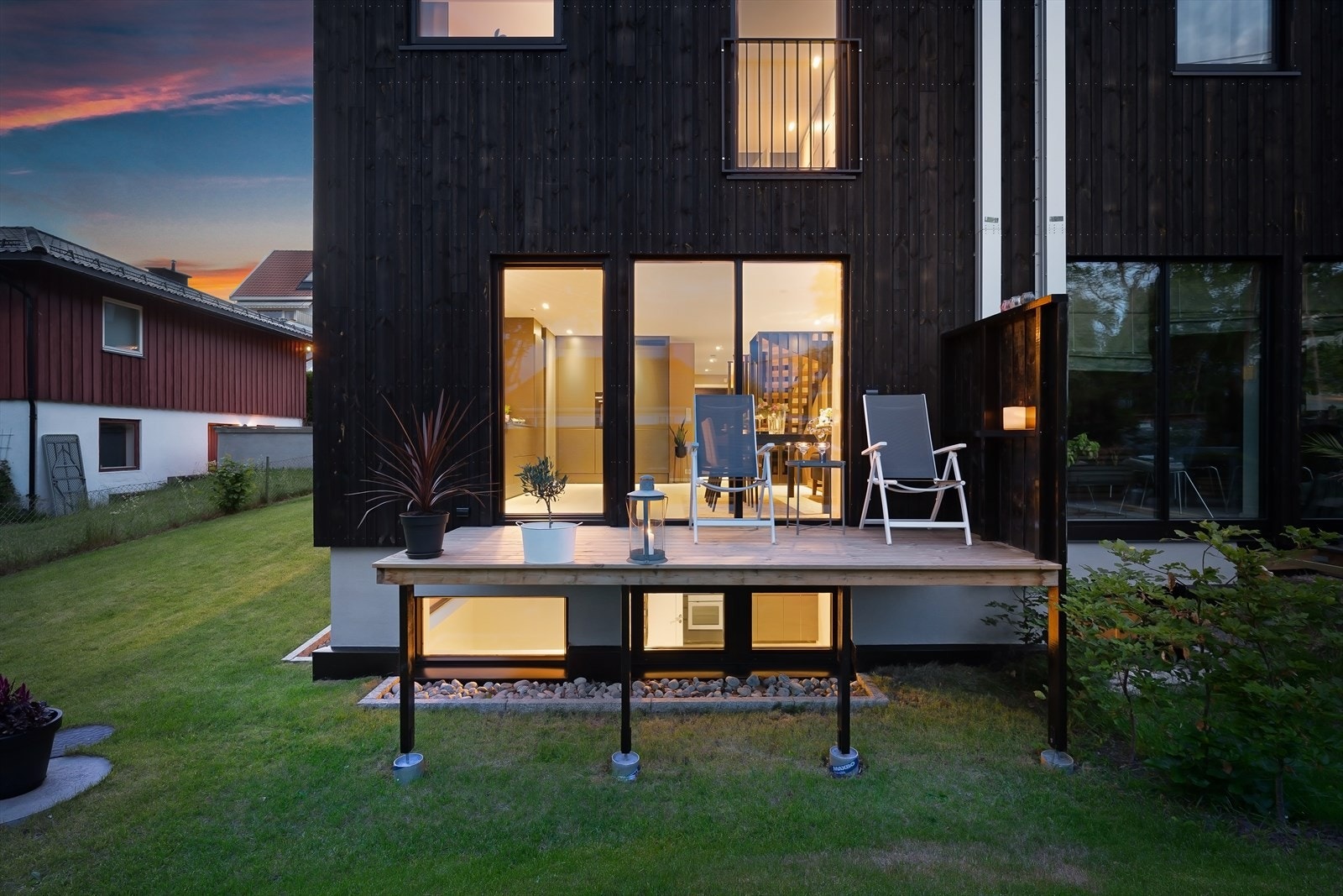 Flott vestvendt balkong ut fra kjøkken/spisestue Galleribilde