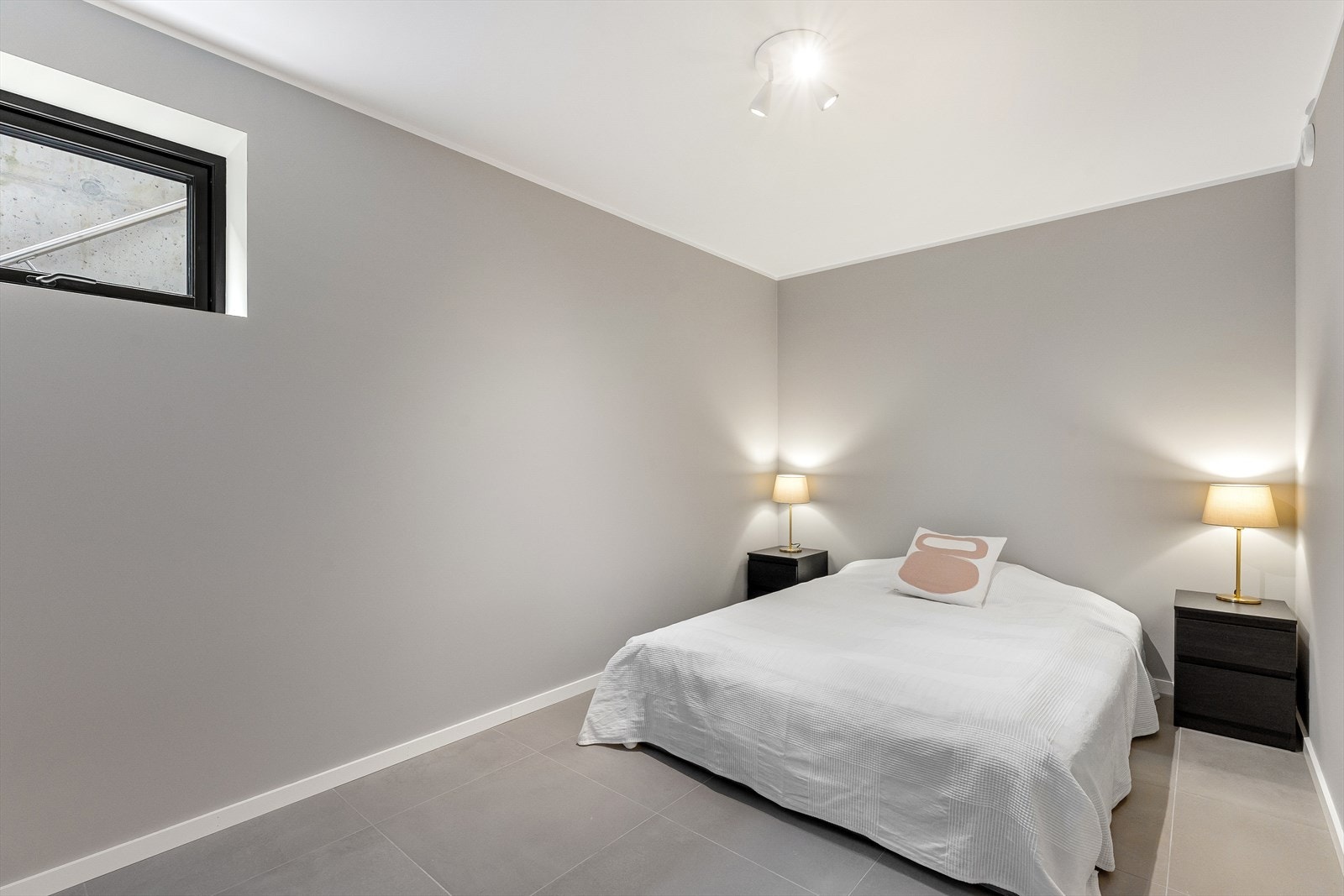 Rommet er byggemeldt som bod, men innredet som soverom (ikke godkjent for varig opphold) Galleribilde