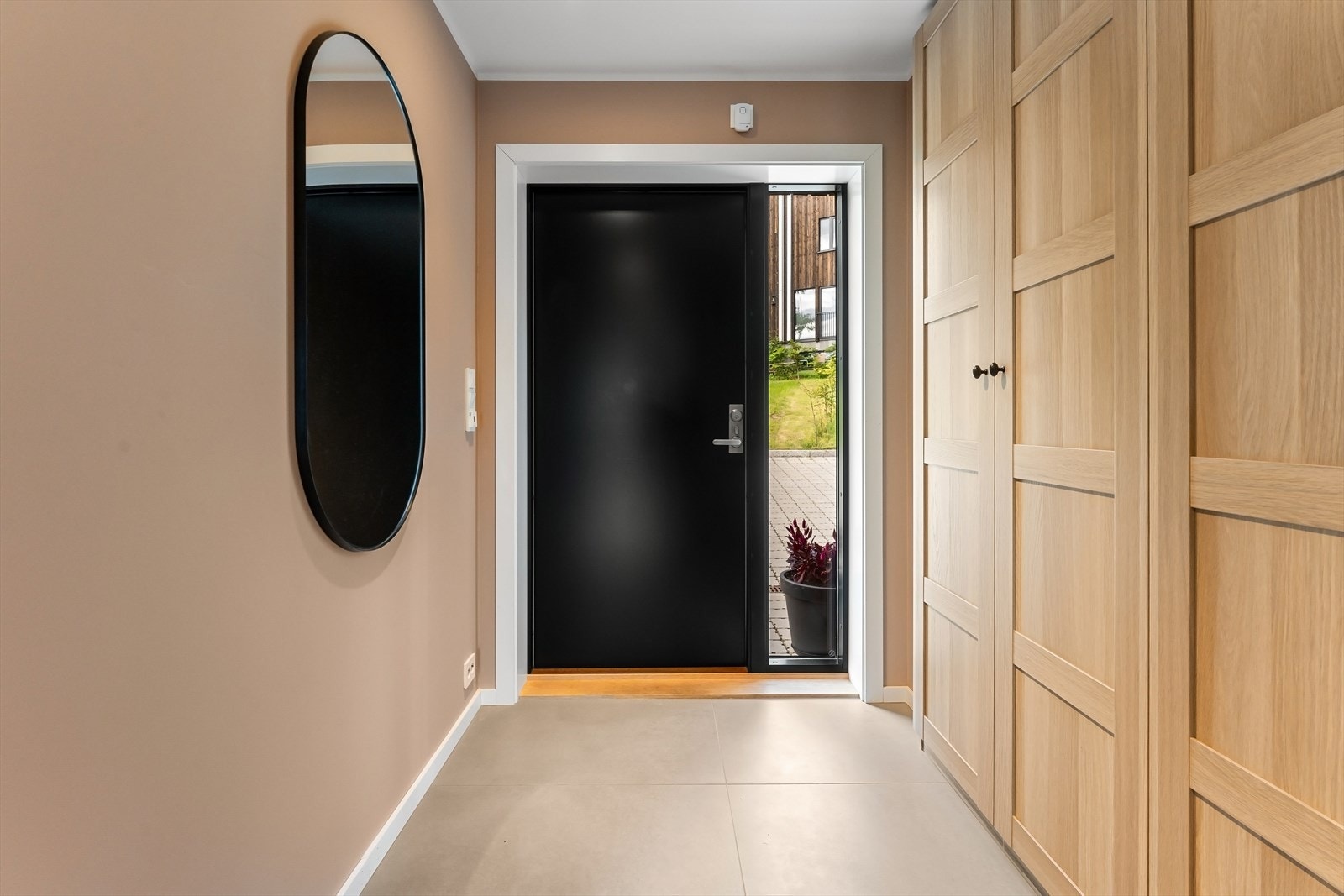 Velkommen inn! Rikelig med plass til oppbevaring i entré Galleribilde