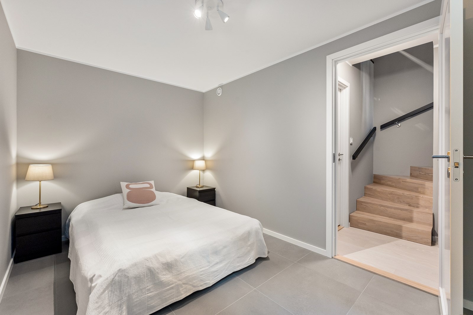 Videre inn fra vaskerom kommer du til boligens bod og hybeldel Galleribilde