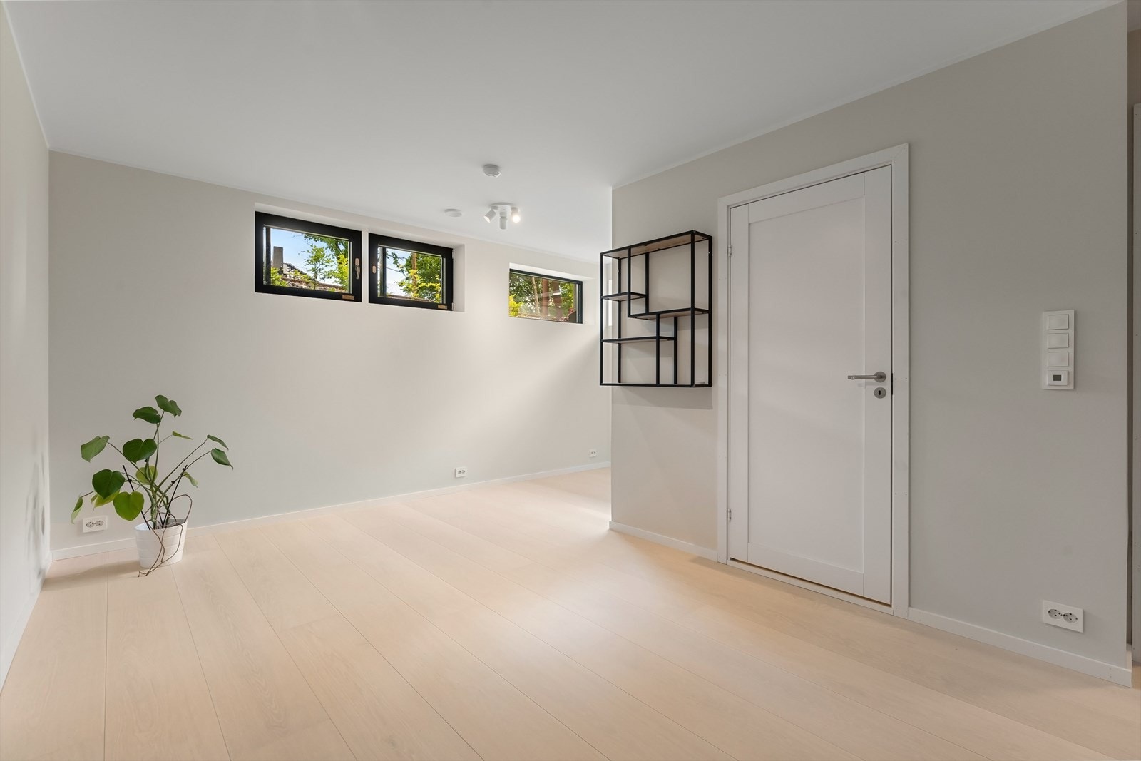 Gode innredningsmuligheter med god plass til sofaseksjon og spisebord Galleribilde