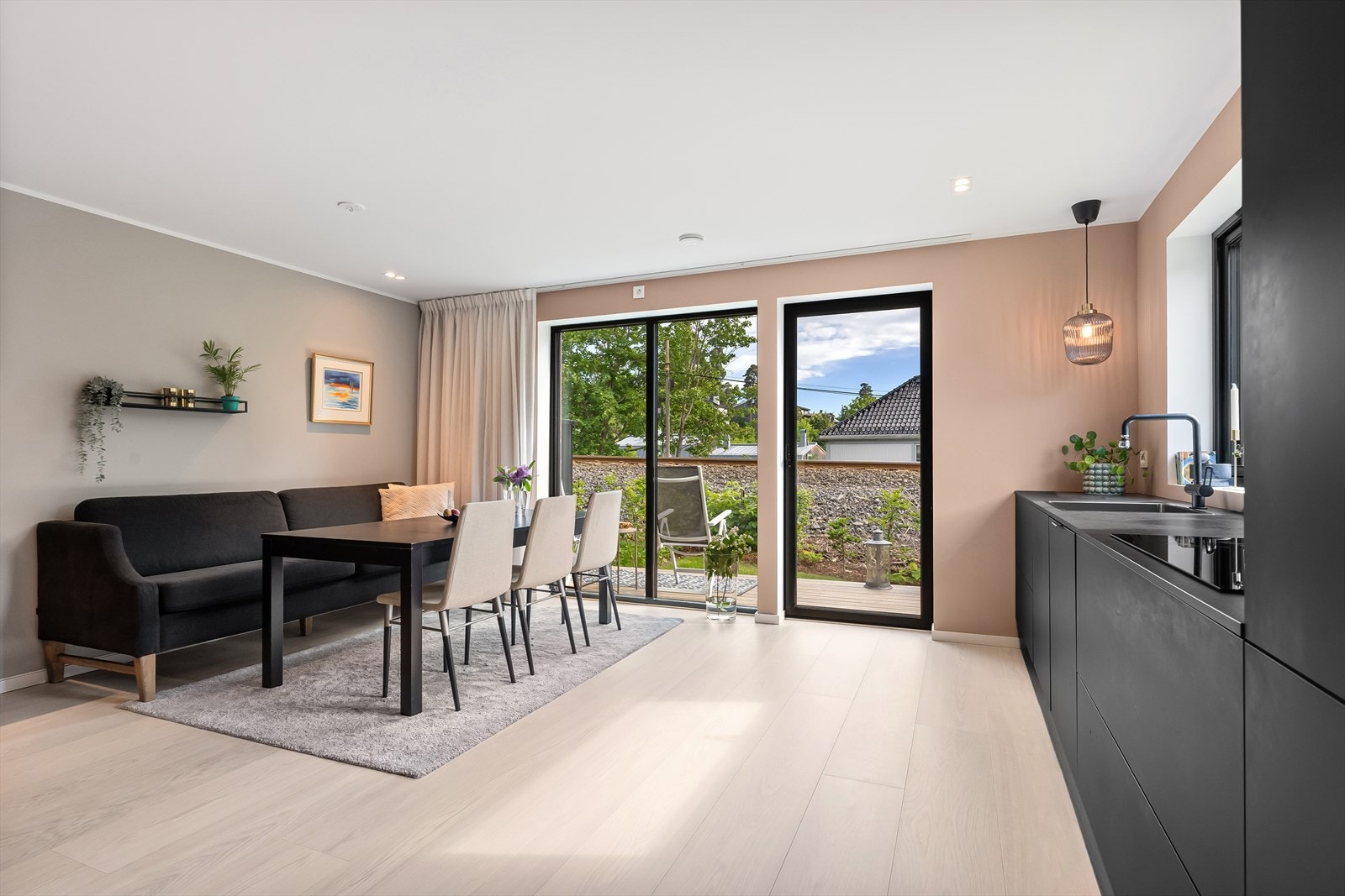 Delikat spisekjøkken med gode vindusflater som gir en lys og behagelig atmosfære Galleribilde