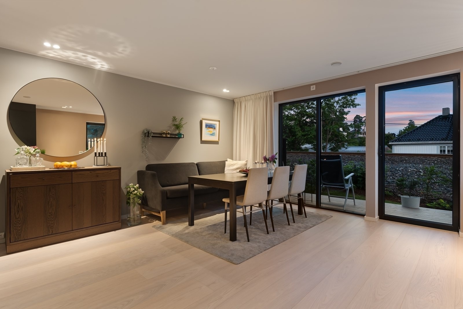 God plass til større spisebord i tilknytning til kjøkken - Perfekt for hyggelige sammenkomster med venner og familie Galleribilde