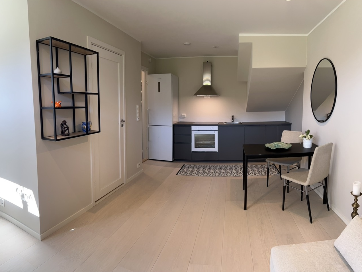 Boligens hybeldel er av god størrelse med eget kjøkken og baderom Galleribilde