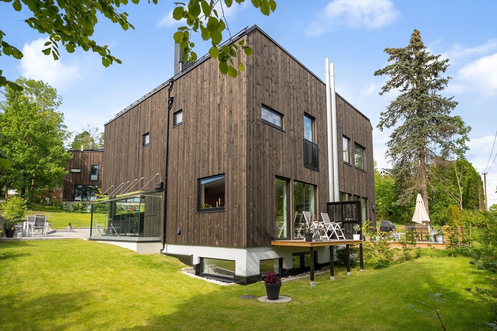 Flott hage med mange utviklingsmuligheter med beplantning, pergola o.l. Galleribilde