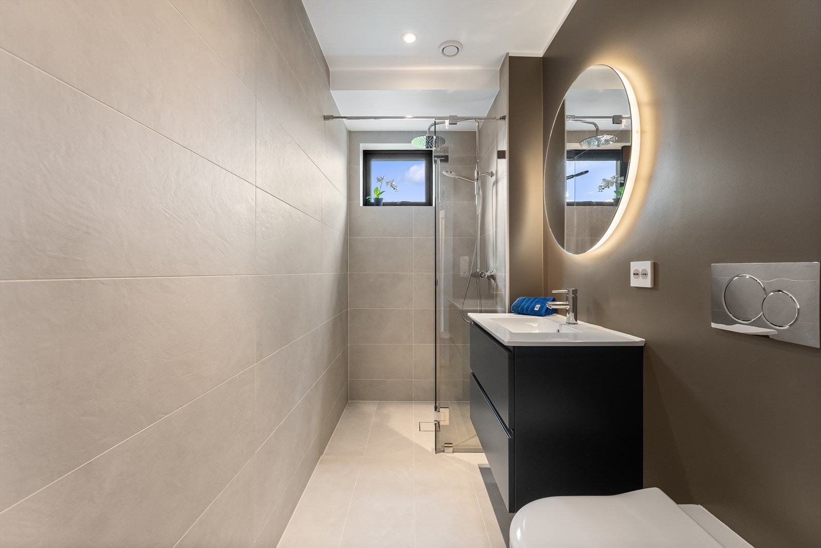 Innbydende en-suite baderom med gulvvarme og spotbelysning Galleribilde