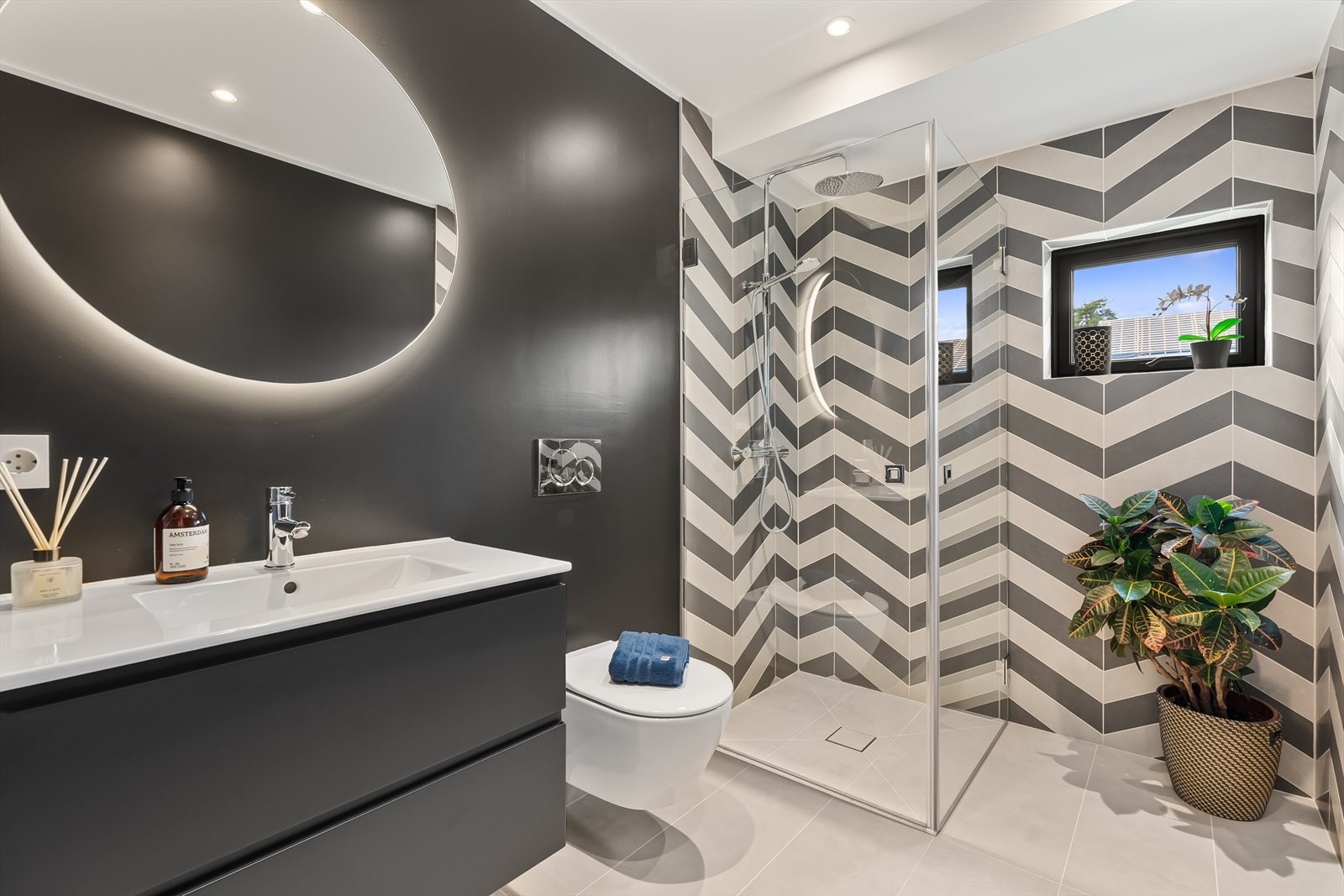 Romslig baderom i tilknytning til soverom i 2. etasje - Plass til å sette inn badekar Galleribilde