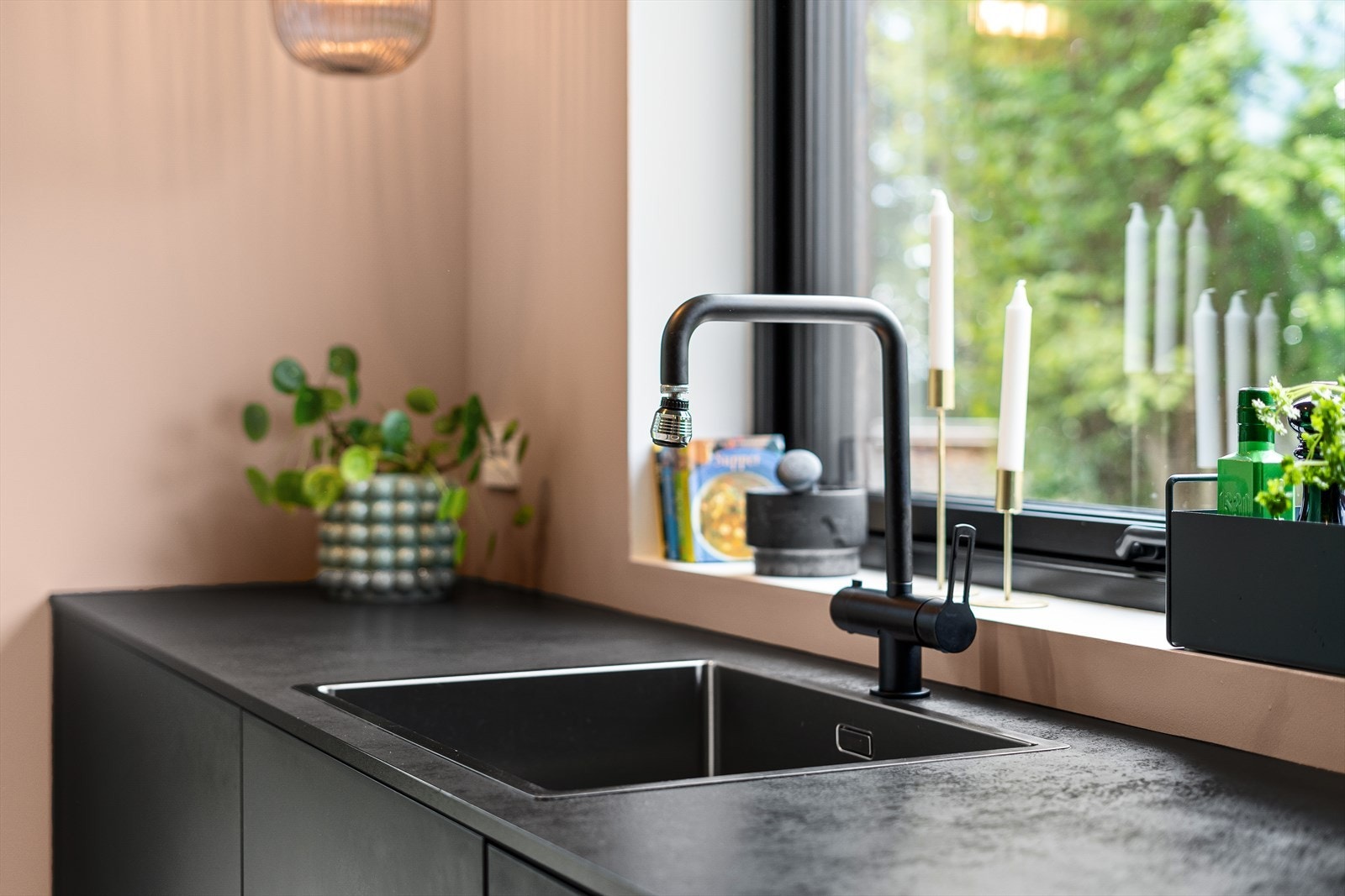 Innredningen har en matt utførelse som står i stil med veggflater malt i lyse, behagelige farger Galleribilde