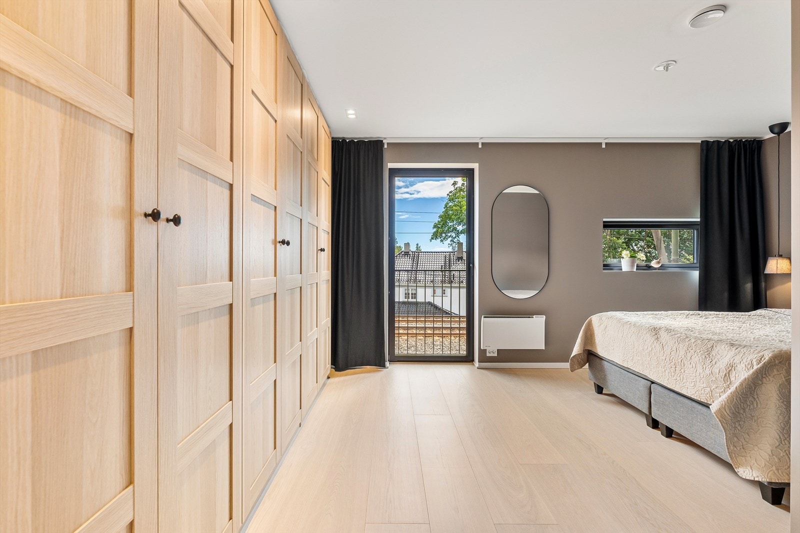 Rikelig med oppbevaringsmuligheter i stor garderobeinnredning Galleribilde