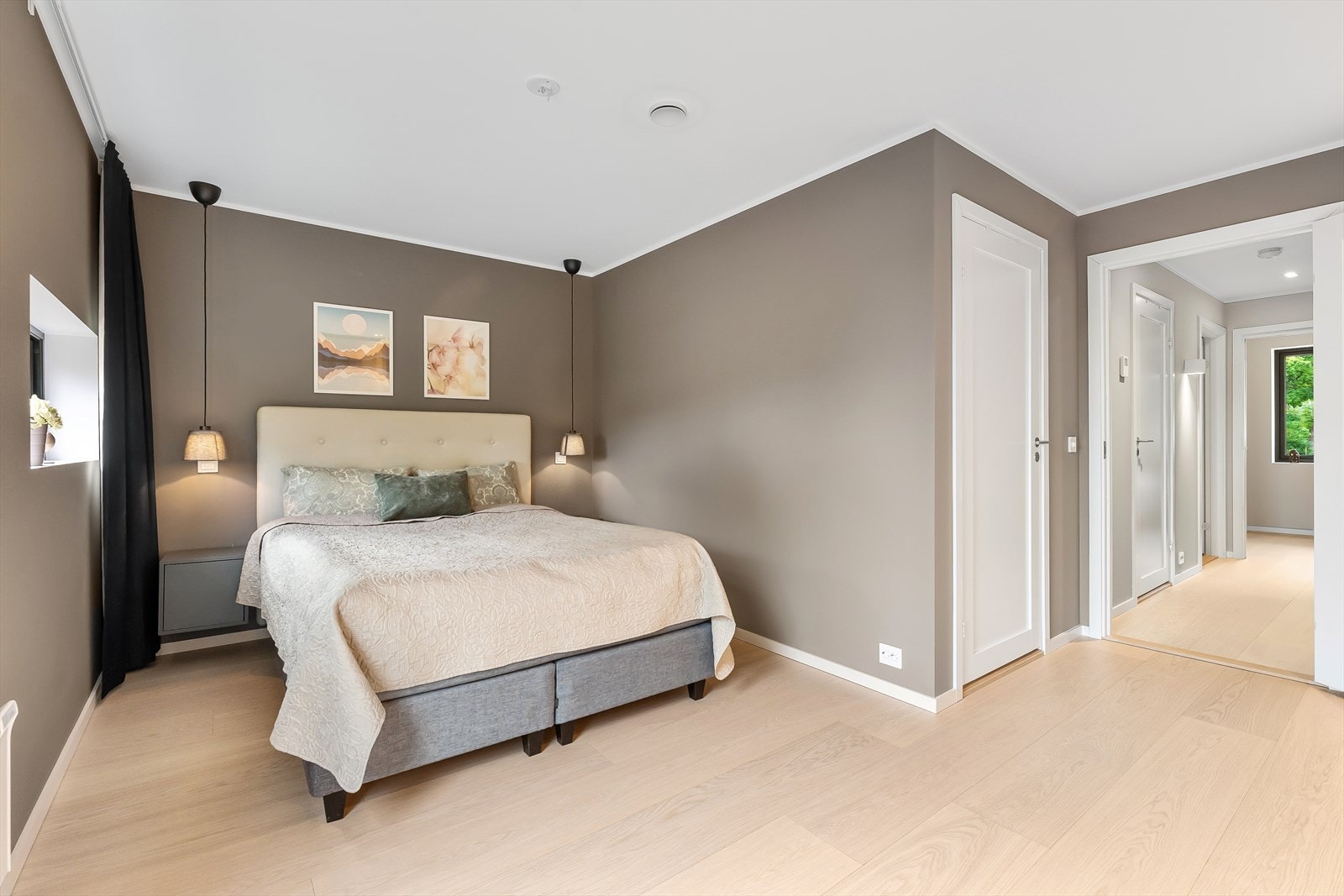 God plass til dobbeltseng, nattbord og annet soveromsmøblement Galleribilde