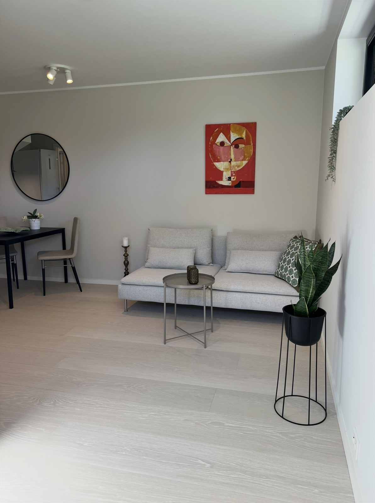 Attraktiv hybeldel som er enkel og møblere Galleribilde