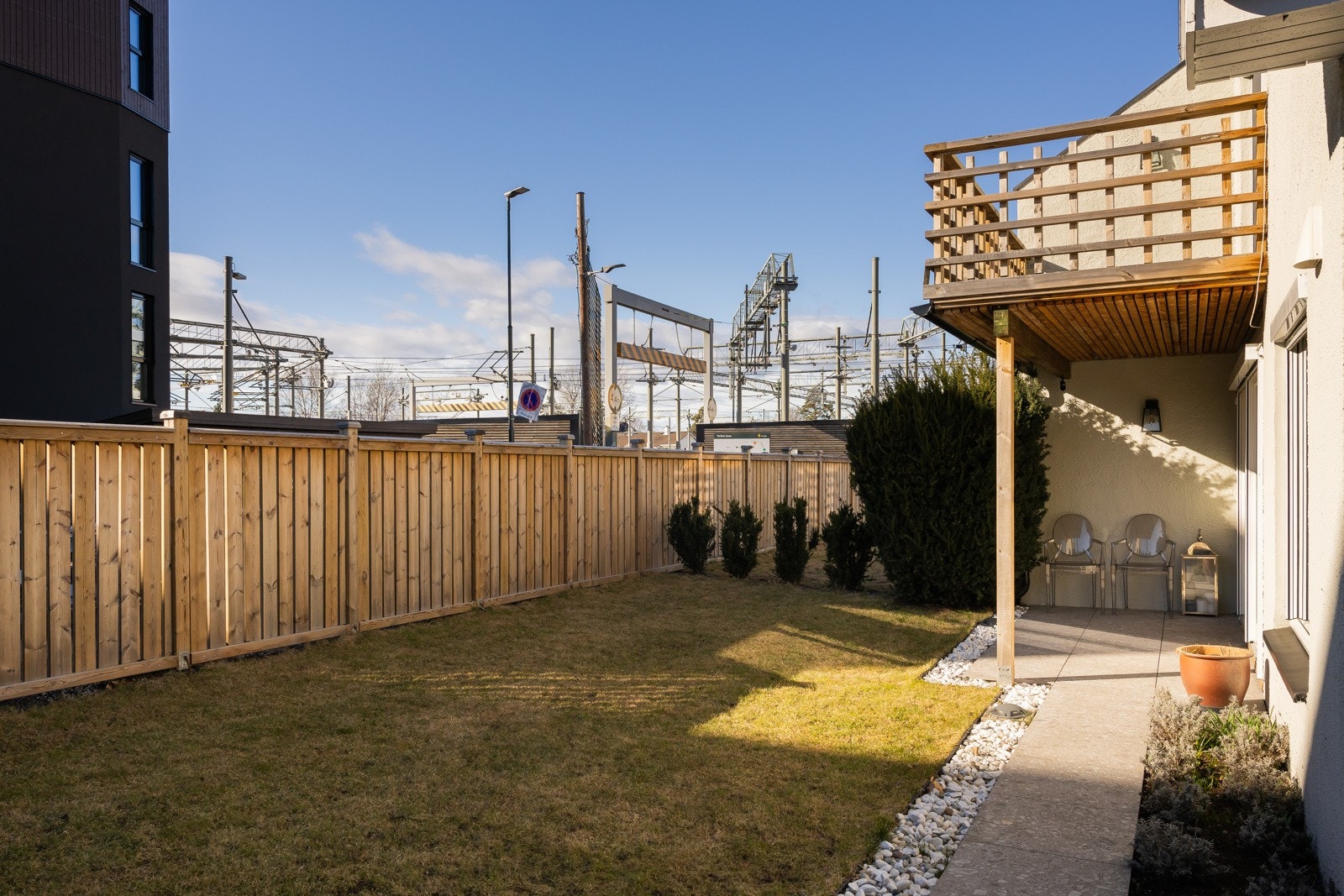 Terrassen leder videre ut til flotte hagearealer med god boltreplass for både store og små. Galleribilde