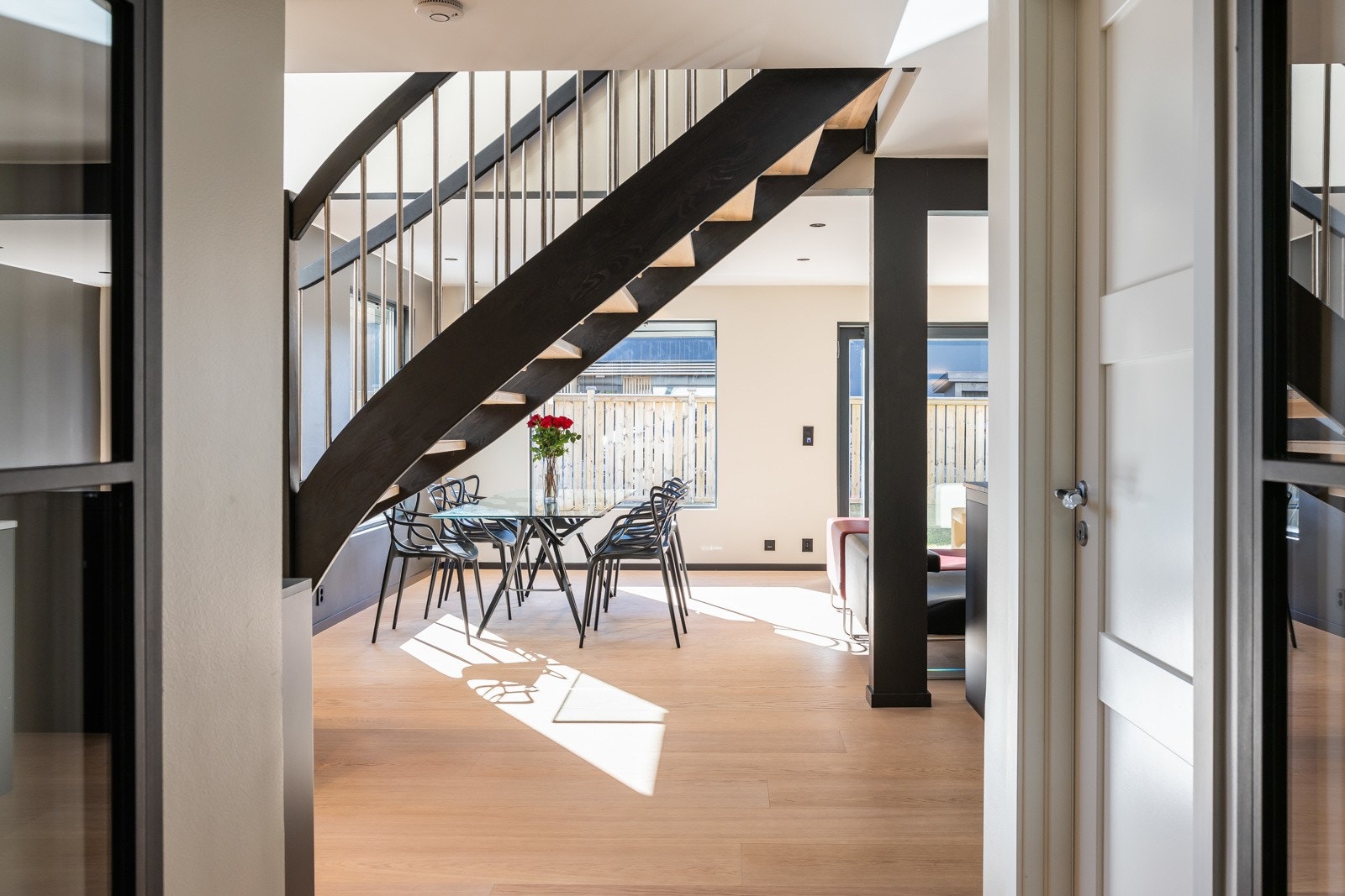 Boligen har en gjennomført og moderne standard med stilrene materialvalg, gode planløsninger og en behagelig atmosfære. Galleribilde