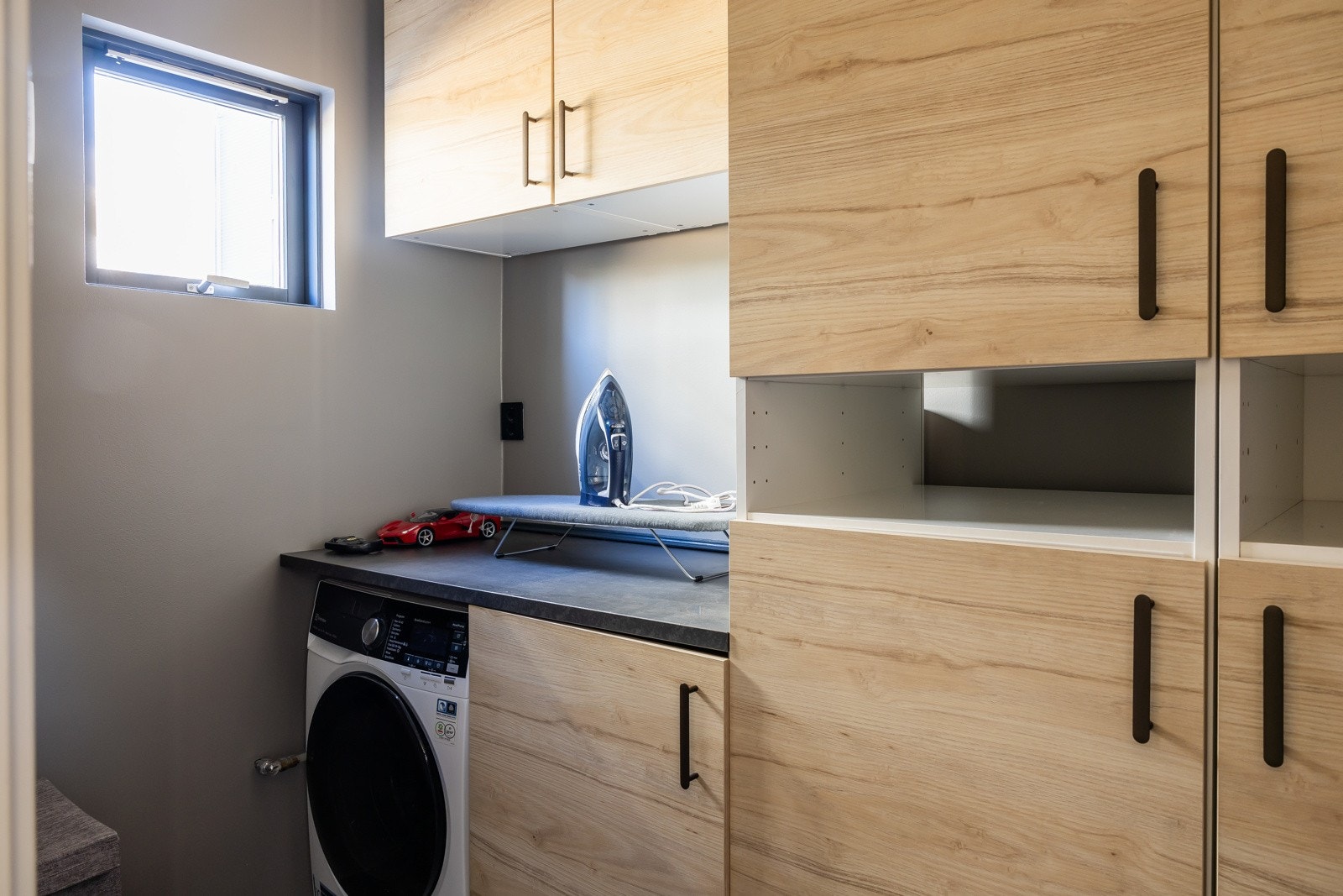 Vaskerommet har adkomst direkte fra entré, noe som gjør det både lett tilgjengelig og funksjonelt i en travel hverdag. Galleribilde