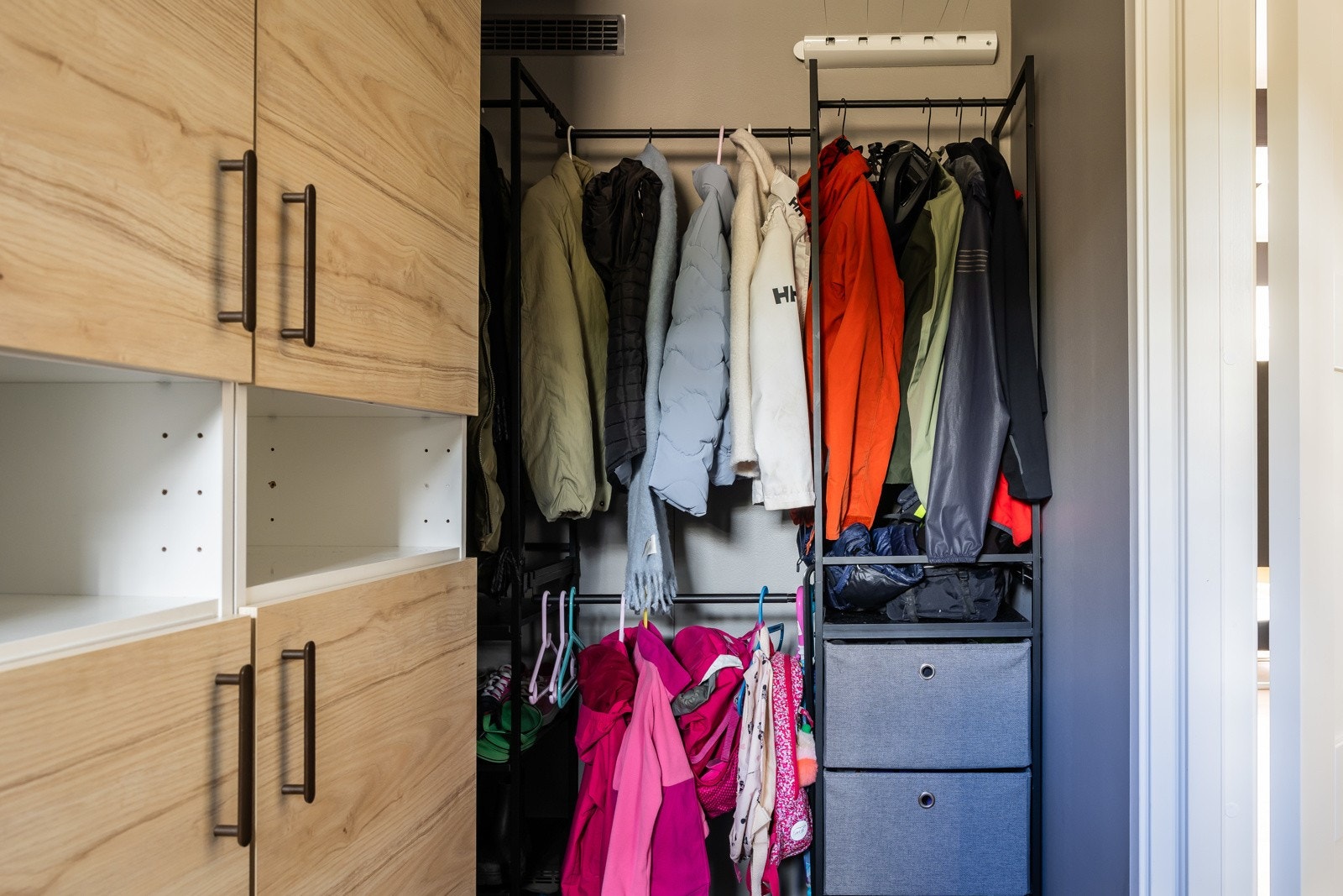 Rommet er smart innredet med god oppbevaringsplass i form av skap og hyller, samt garderobeløsning for yttertøy - ideelt som en kombinert vaskesone og groventré. Galleribilde