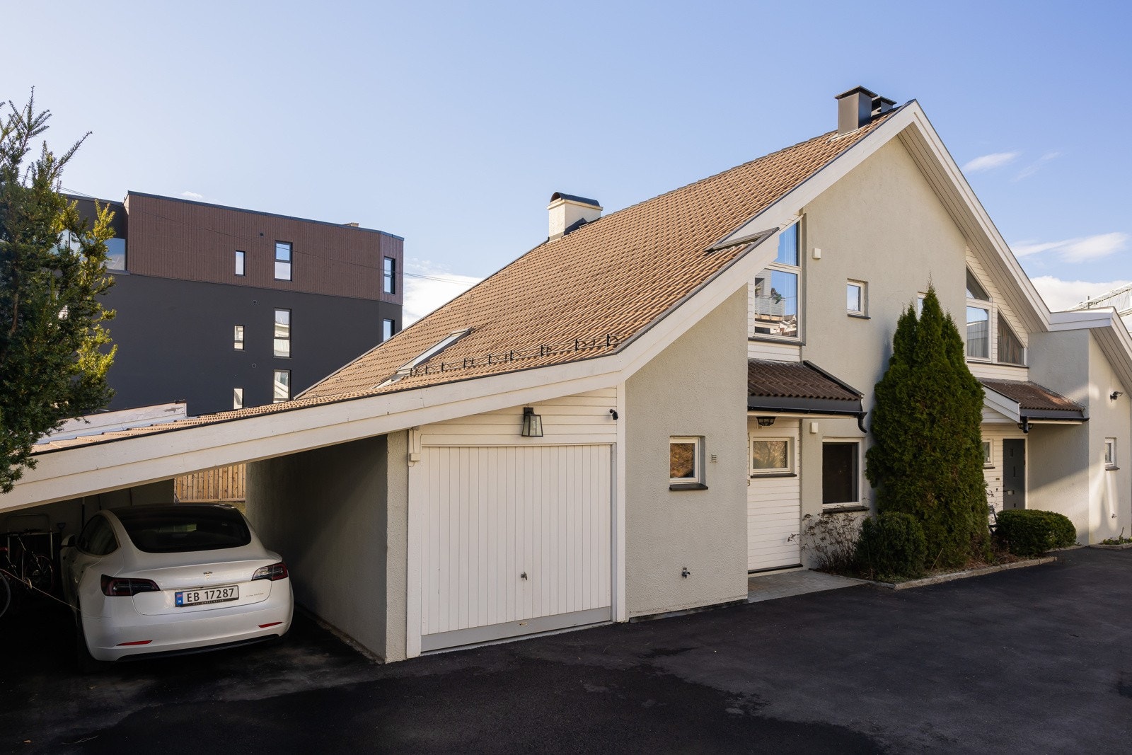 Pent opparbeidet tomt med asfaltert gårdsplass. Galleribilde