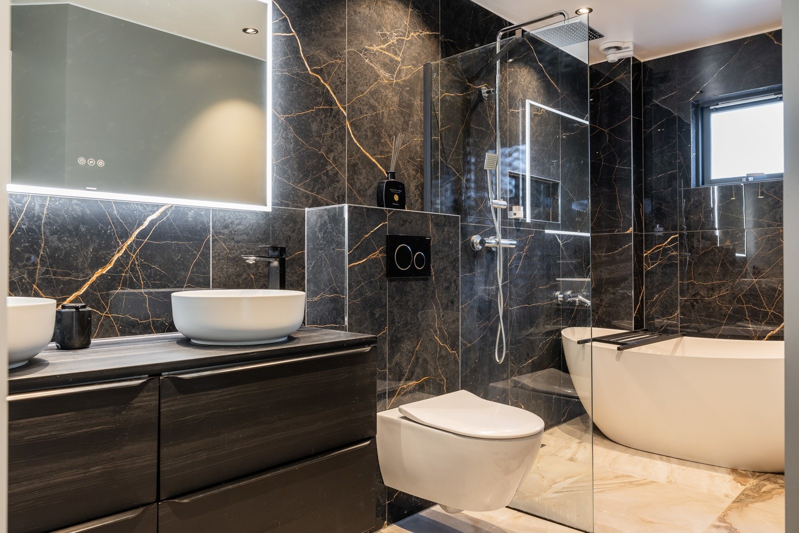 Badet i andre etasje ble oppgradert i 2020 og fremstår som både stilrent og luksuriøst, med delikate materialvalg og moderne løsninger. Galleribilde