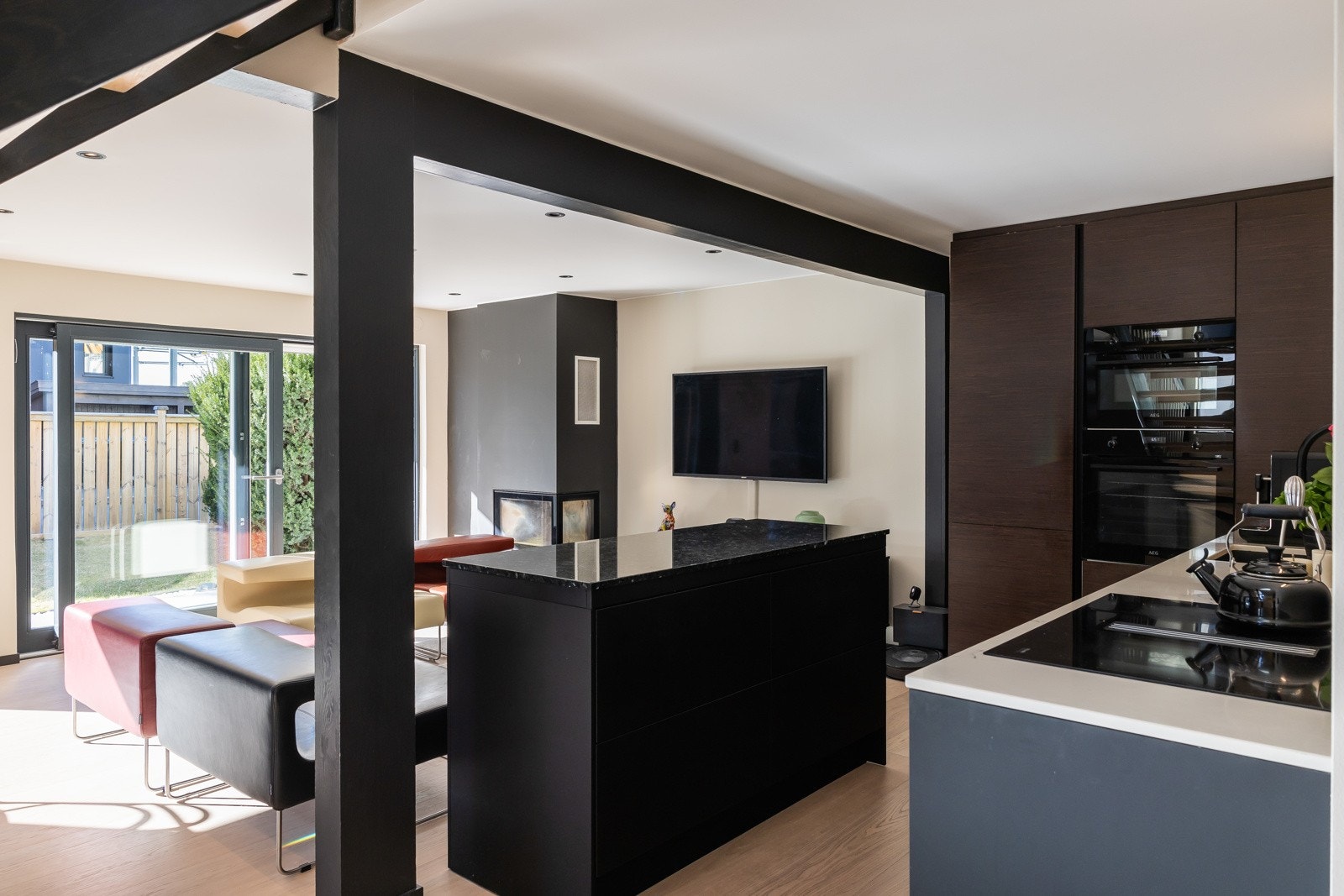 Lys og moderne stue med gjennomgående 1-stavs parkett som gir et elegant og tidløst preg. Galleribilde