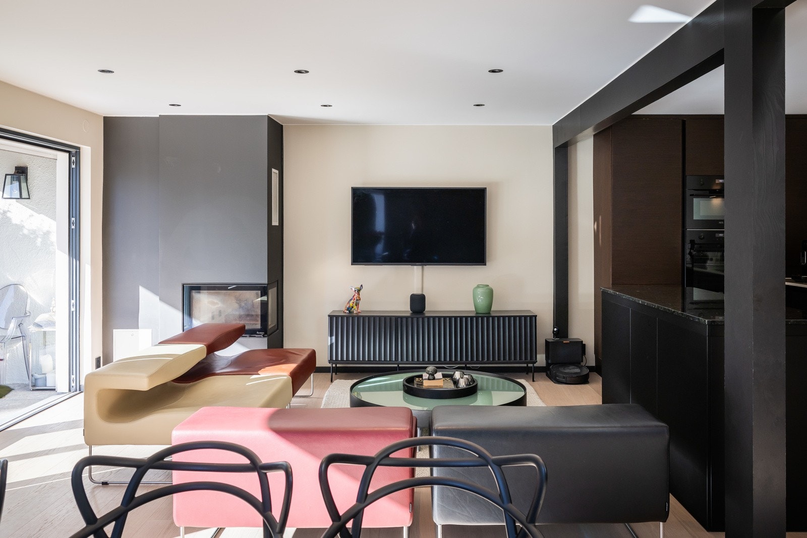 Stuen preges av gjennomførte materialvalg og moderne detaljer, som blant annet stilfulle svarte stikkontakter og brytere - en raffinert kontrast som løfter helhetsinntrykket. Galleribilde