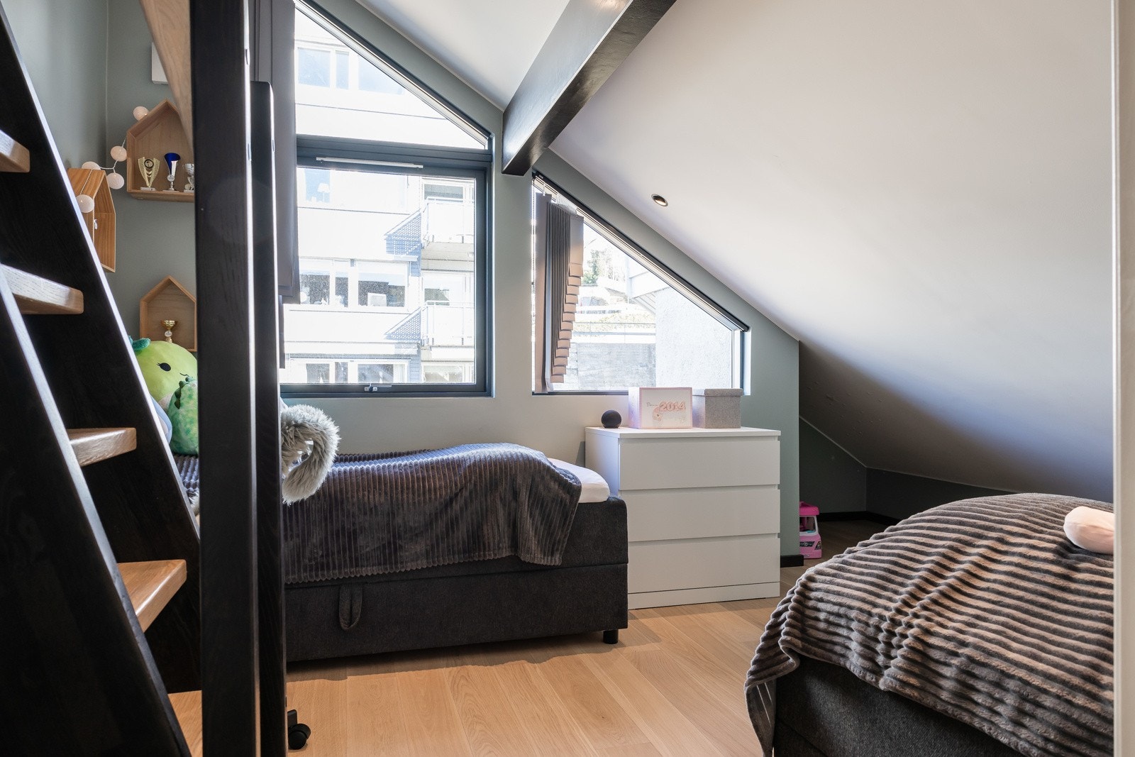 I andre etasje finner du to romslige og funksjonelle soverom med særpreg og smarte planløsninger. Galleribilde