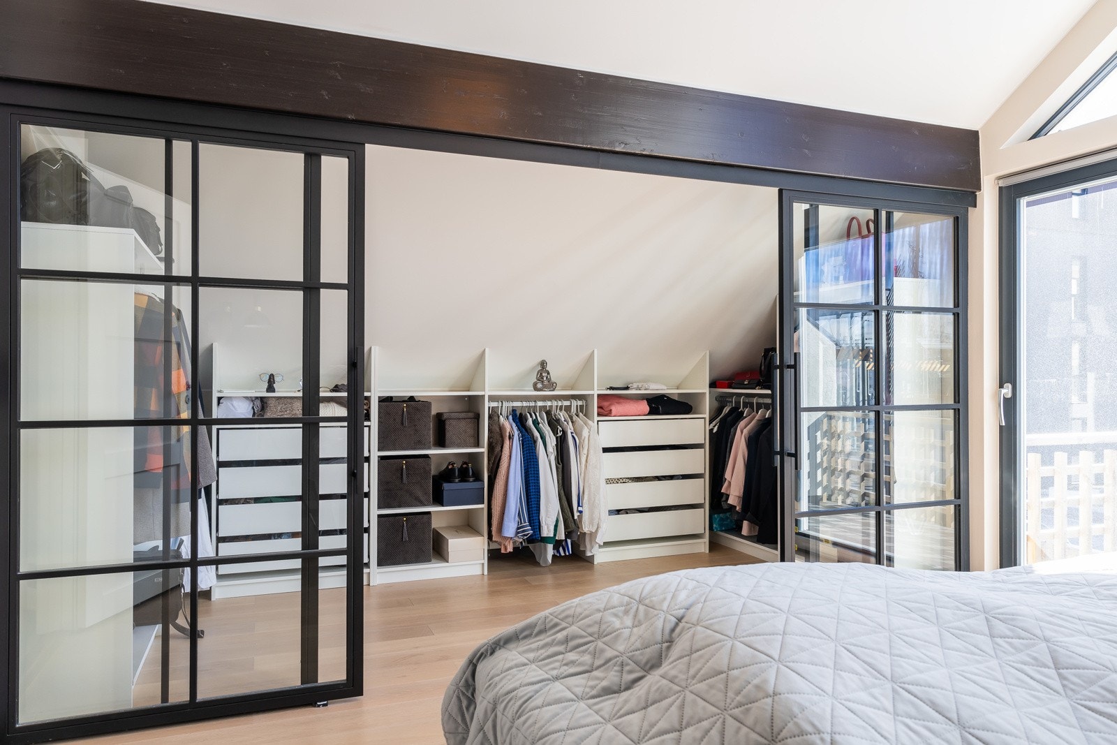 I tilknytning til rommet er det et romslig og innbydende omkledningsrom med praktiske garderobeløsninger og god plass til organisering av klær og tilbehør. Galleribilde